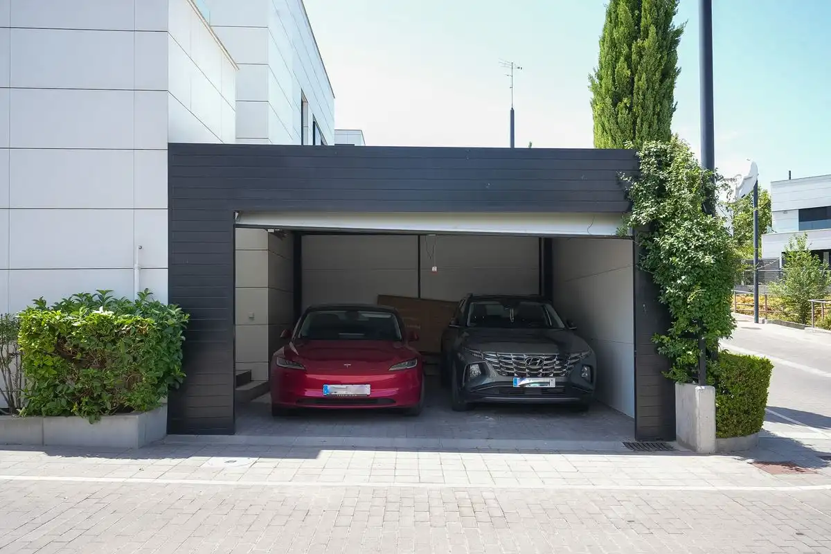 Aparcament de Casa o xalet en venda en Las Rozas de Madrid amb Aire condicionat, Calefacció i Jardí privat