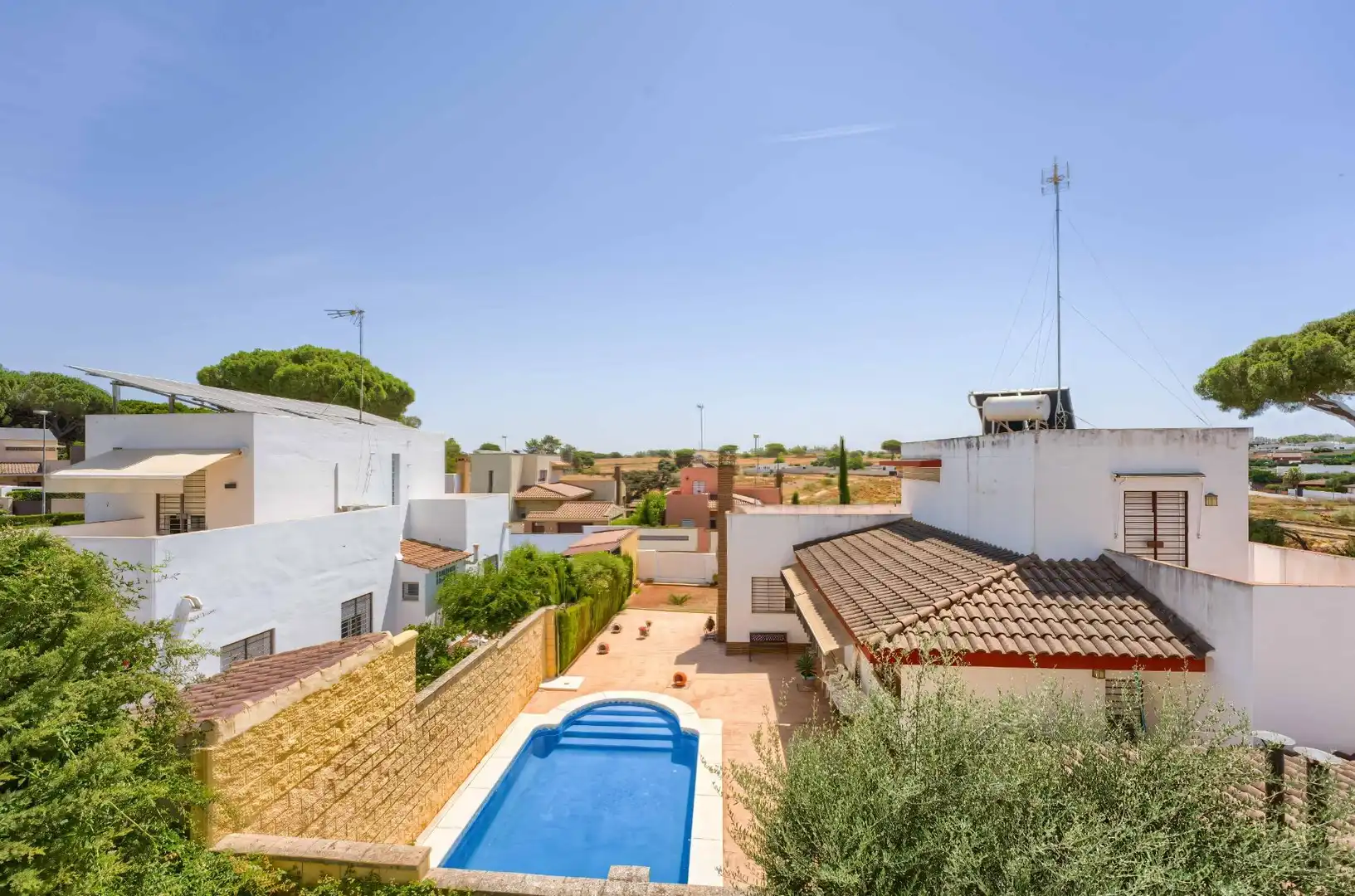 Vista exterior de Casa o xalet en venda en Alcalá de Guadaira amb Aire condicionat, Calefacció i Jardí privat