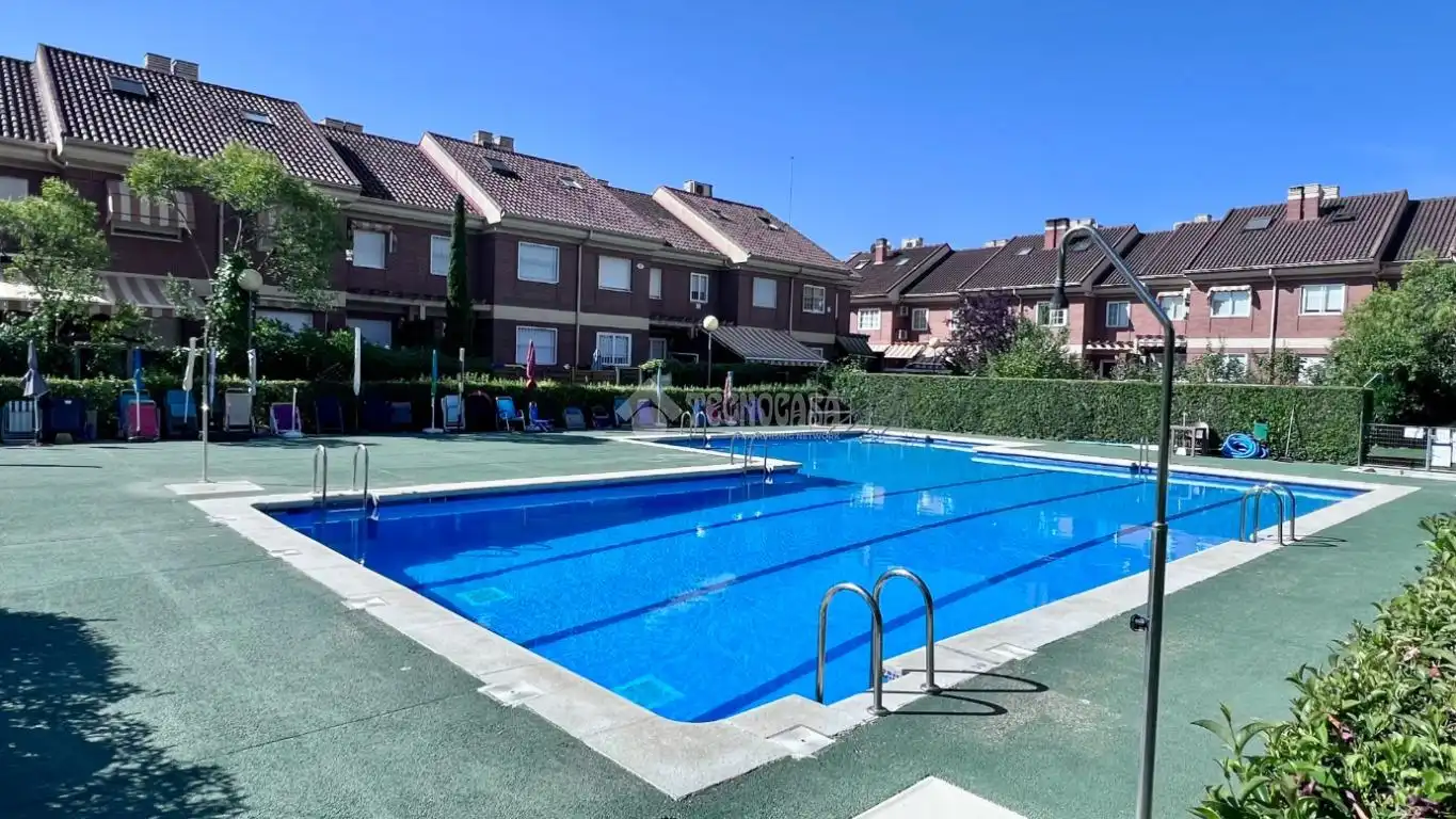 Piscina de Casa adosada en venda en Alcalá de Henares