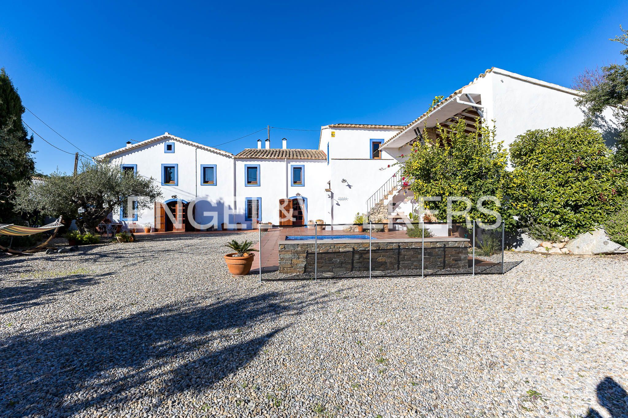 Vista exterior de Casa o xalet en venda en Torrelles de Foix amb Calefacció, Jardí privat i Terrassa