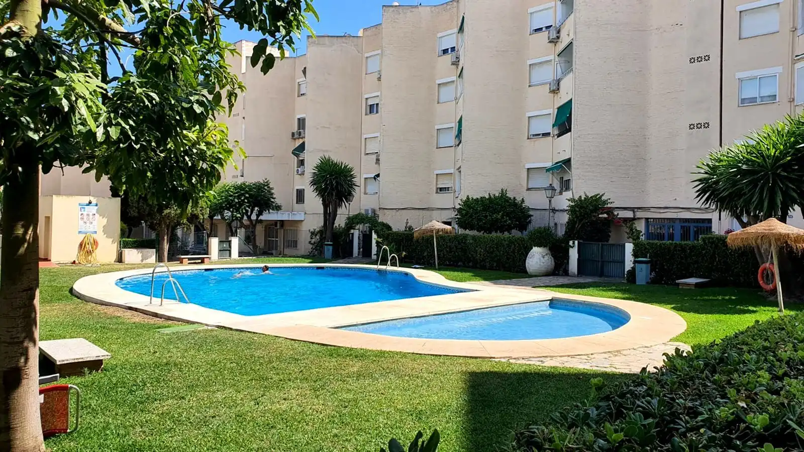 Piscina de Apartamento en venta en Fuengirola con Horno, Lavadora y Microondas