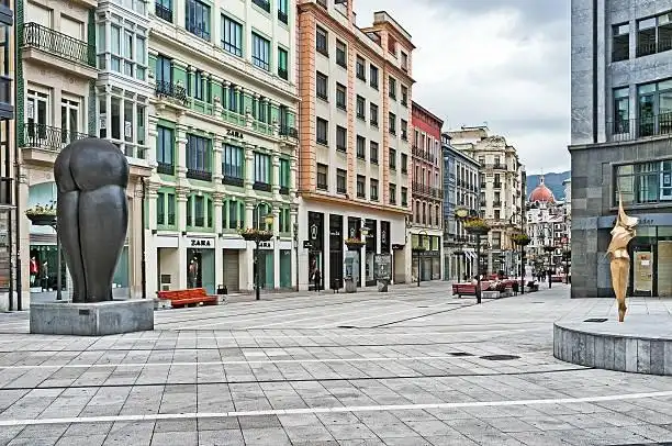 Vista exterior de Àtic de lloguer en Oviedo  amb Terrassa, Traster i Moblat