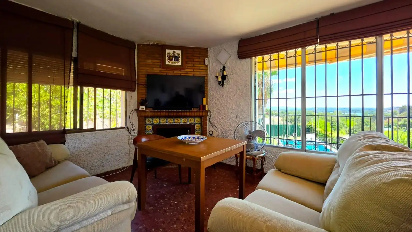 Sala d'estar de Casa o xalet en venda en Guillena amb Aire condicionat, Piscina i Moblat
