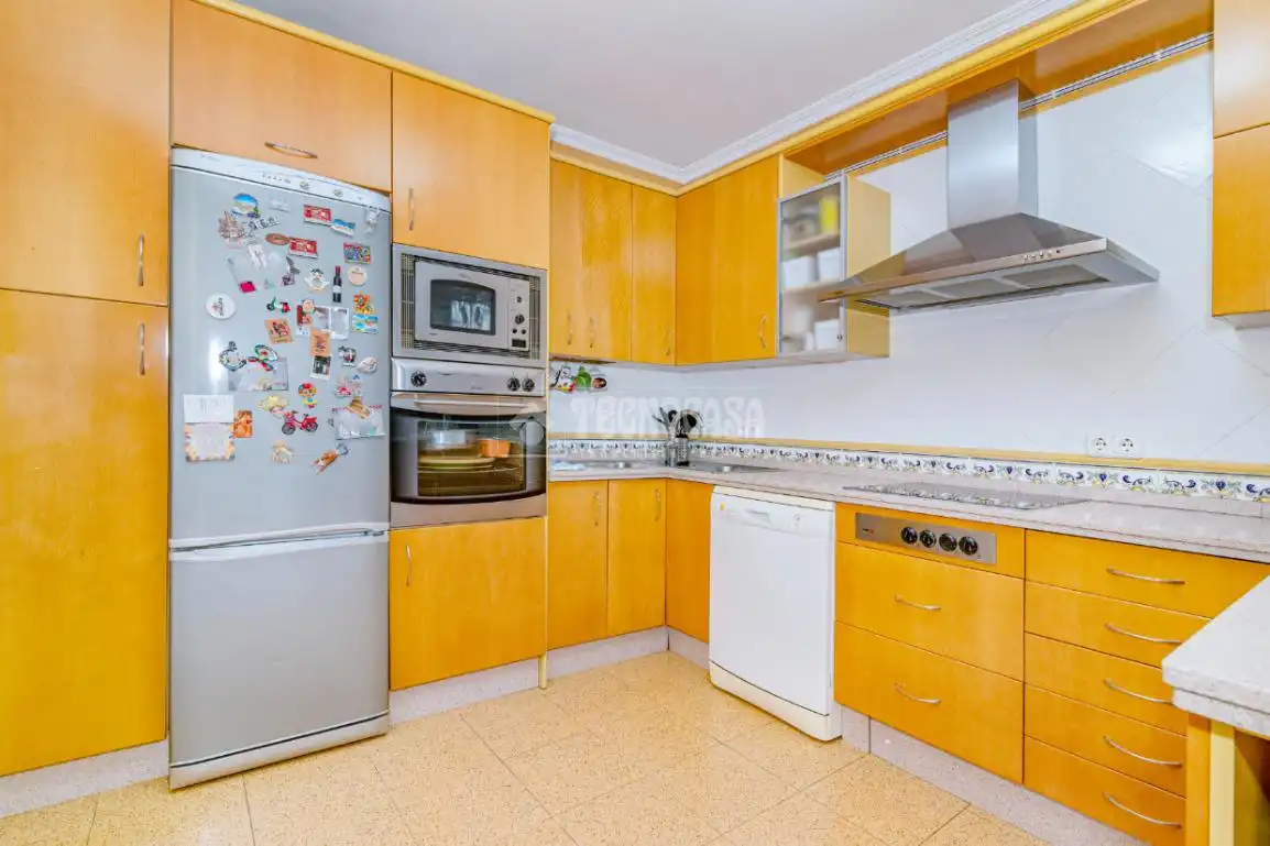 Cuina de Casa o xalet en venda en Lucena amb Aire condicionat, Jardí privat i Moblat
