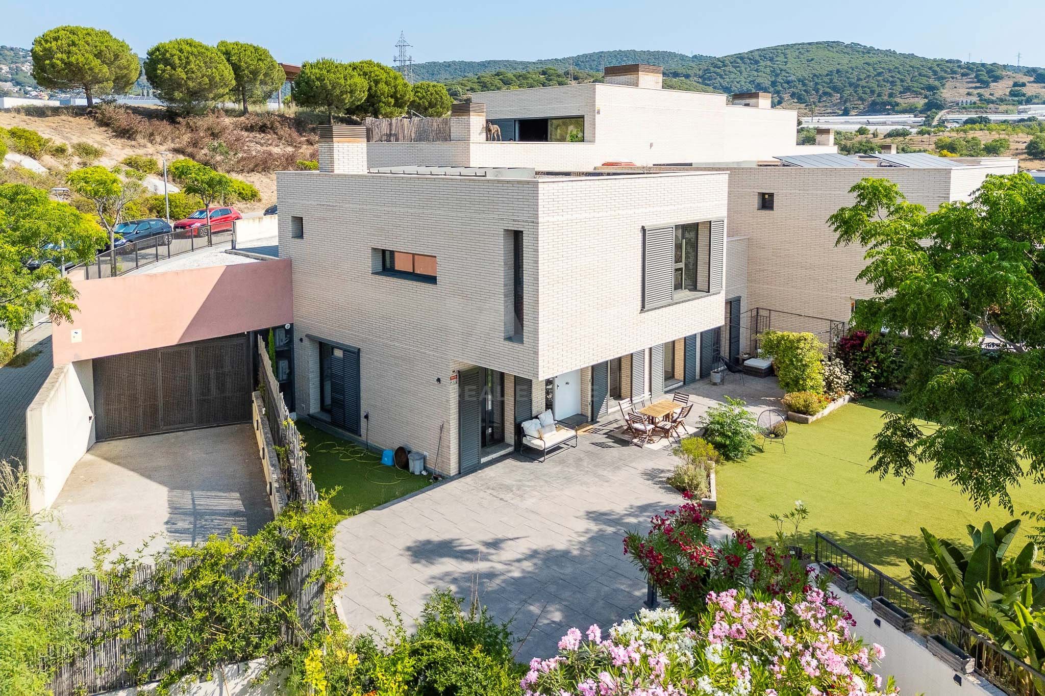 Vista exterior de Casa adosada en venda en Mataró amb Aire condicionat, Calefacció i Terrassa