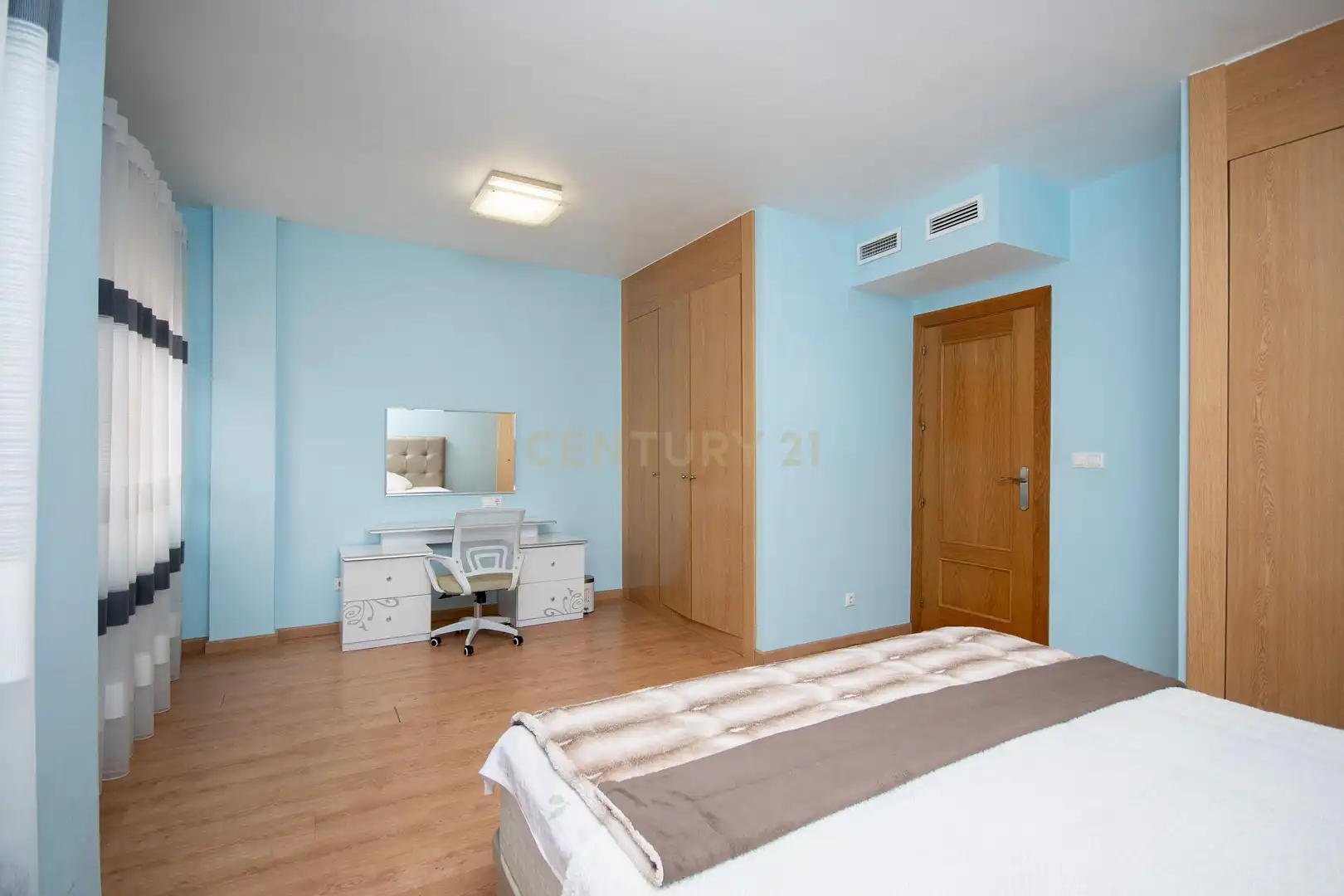 Habitación de Casa adosada en venta en Alicante / Alacant con Aire acondicionado, Balcón y Piscina comunitaria
