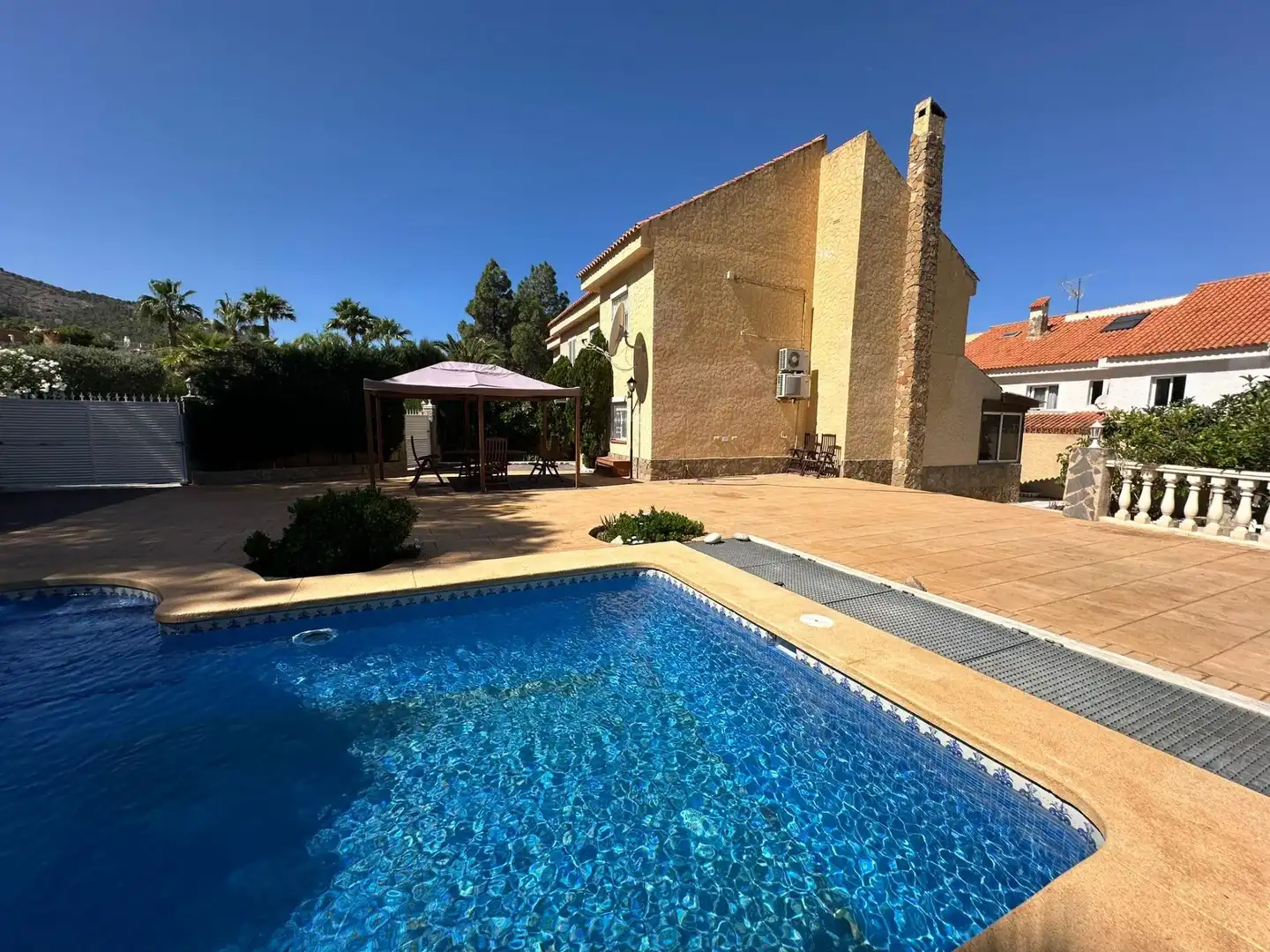 Piscina de Casa adosada en venta en Benidorm con Aire acondicionado, Calefacción y Jardín privado