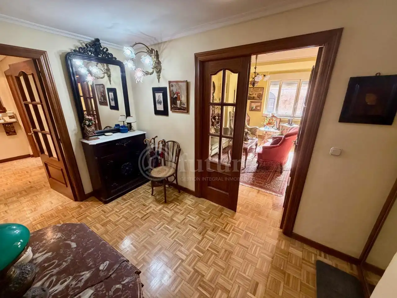 Sala d'estar de Pis en venda en Salamanca amb Calefacció, Parquet i Moblat