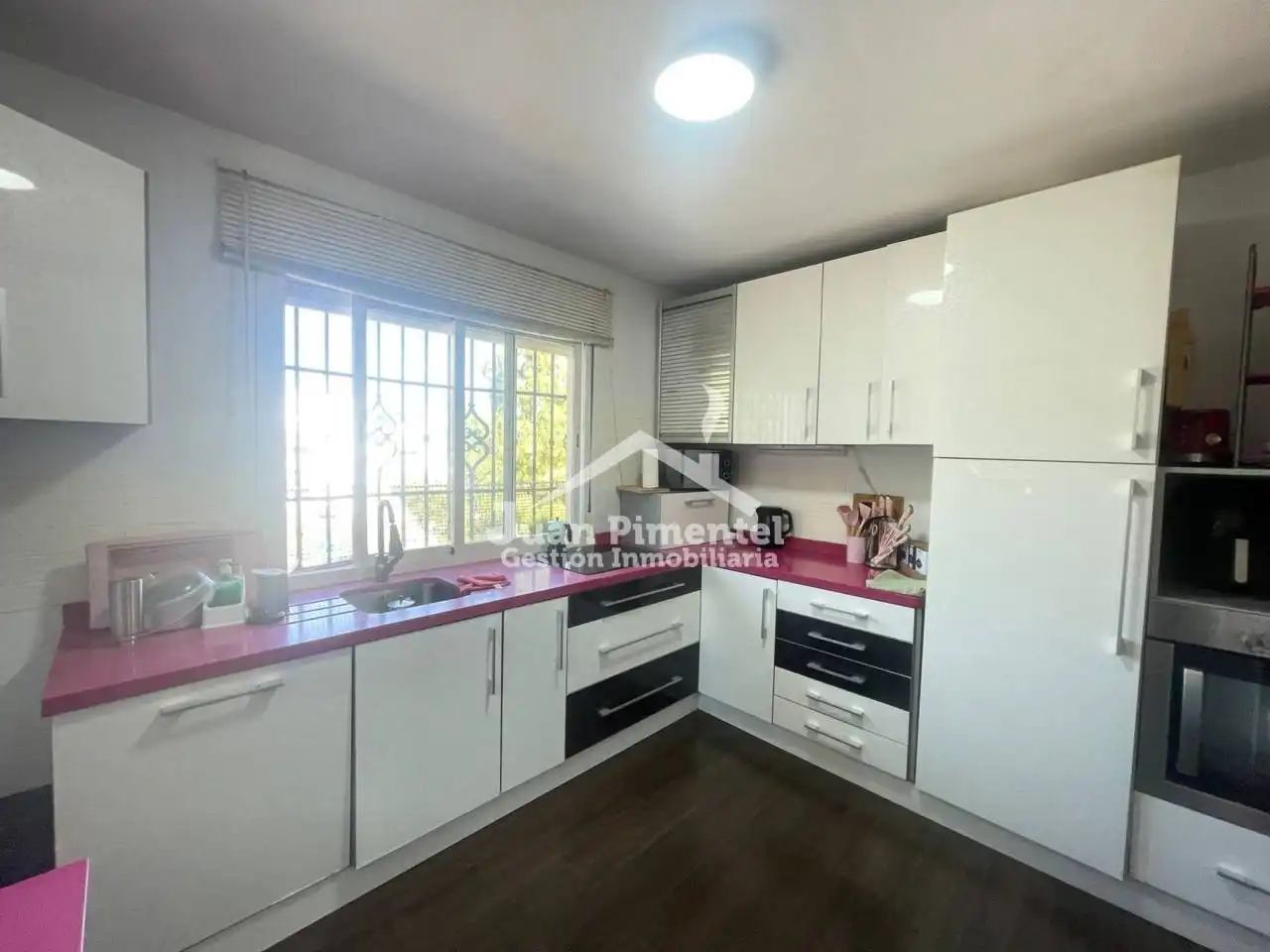 Cuina de Casa adosada en venda en Estepona amb Aire condicionat, Jardí privat i Terrassa