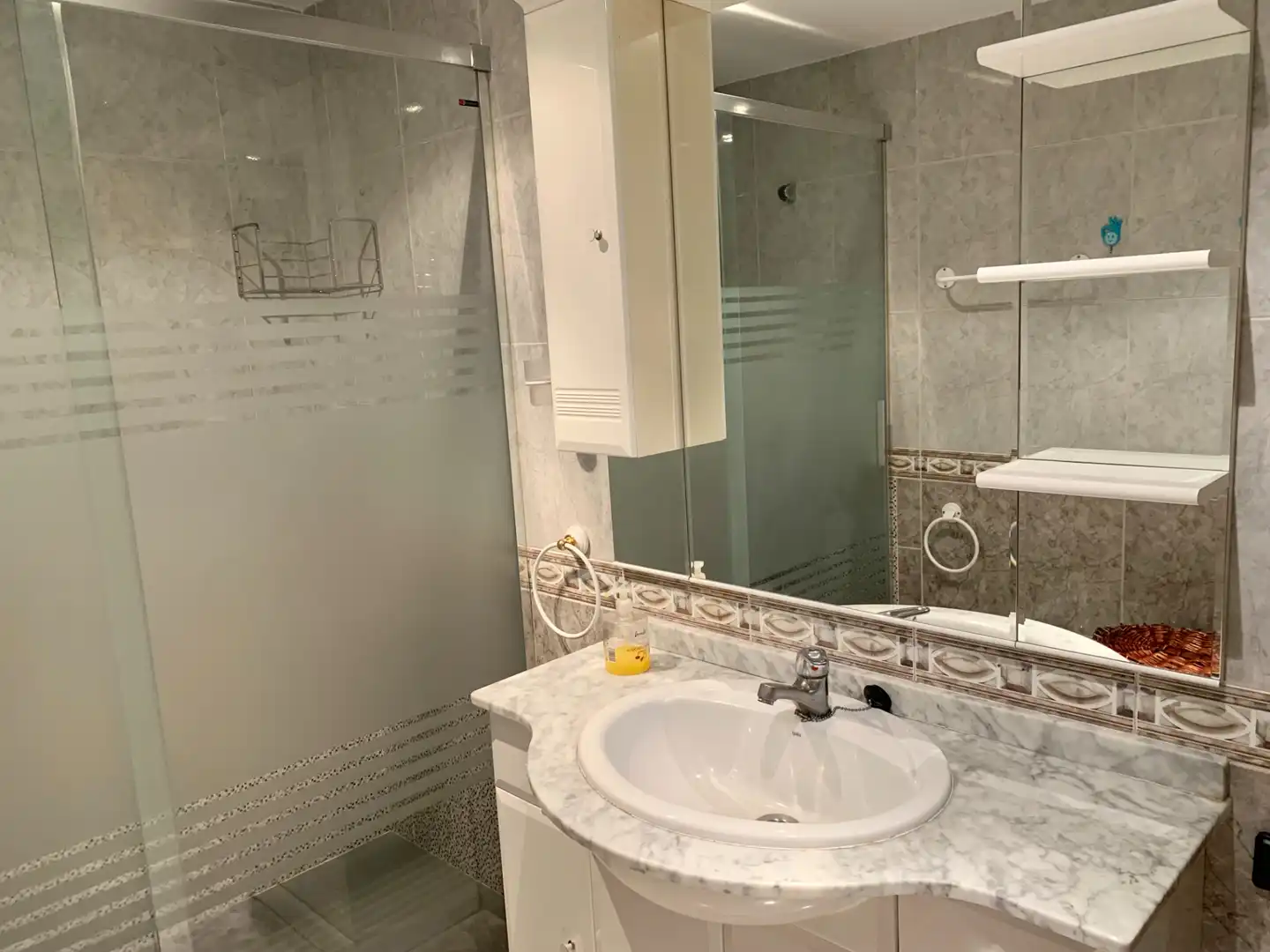 Baño de Piso de alquiler en Granada con Aire acondicionado, Calefacción y Amueblado