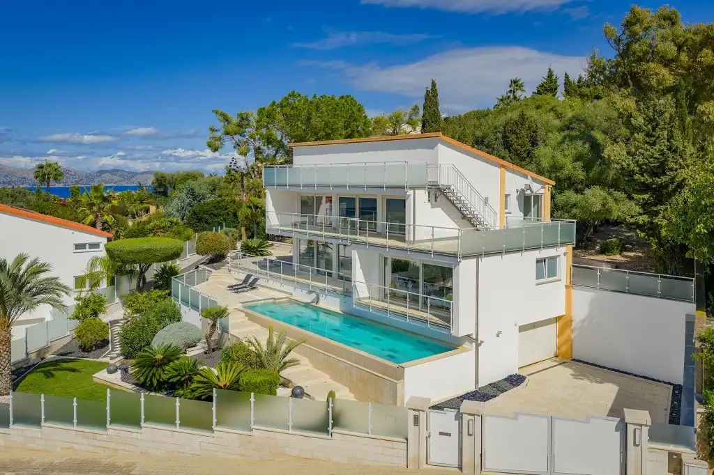 Vista exterior de Casa o xalet en venda en Alcúdia amb Aire condicionat, Jardí privat i Traster