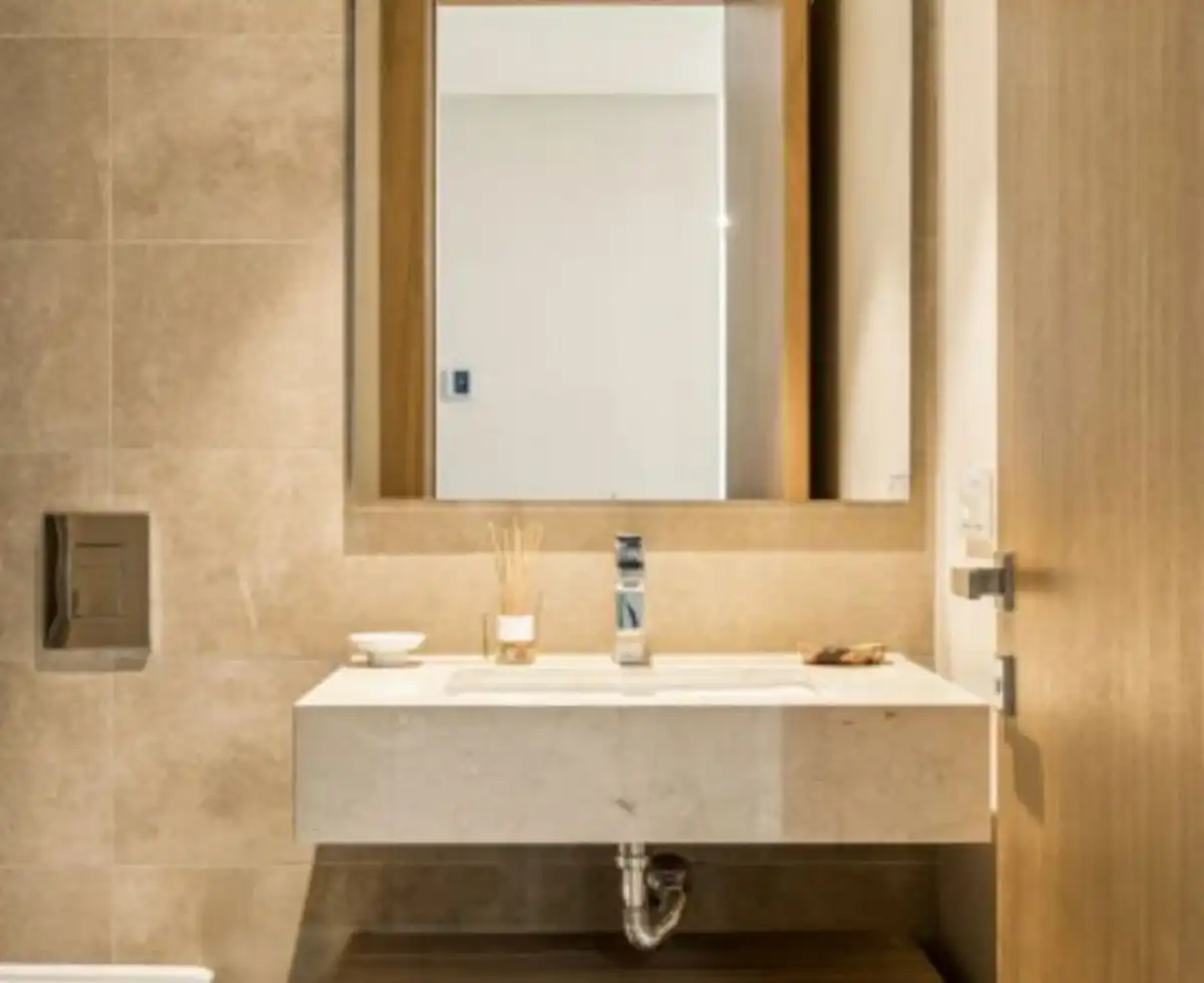 Badezimmer von Einfamilien-Reihenhaus zum Verkauf in Benahavís mit Klimaanlage, Privatgarten und Terrasse