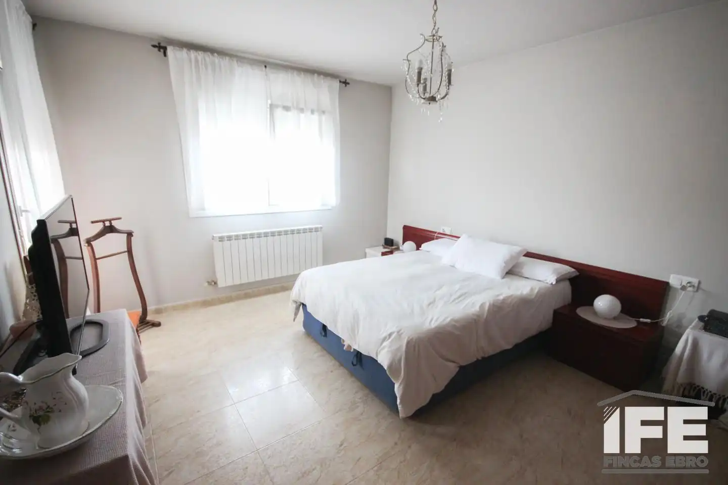 Schlafzimmer von Einfamilien-Reihenhaus zum Verkauf in Castejón (Navarra) mit Klimaanlage, Heizung und Privatgarten