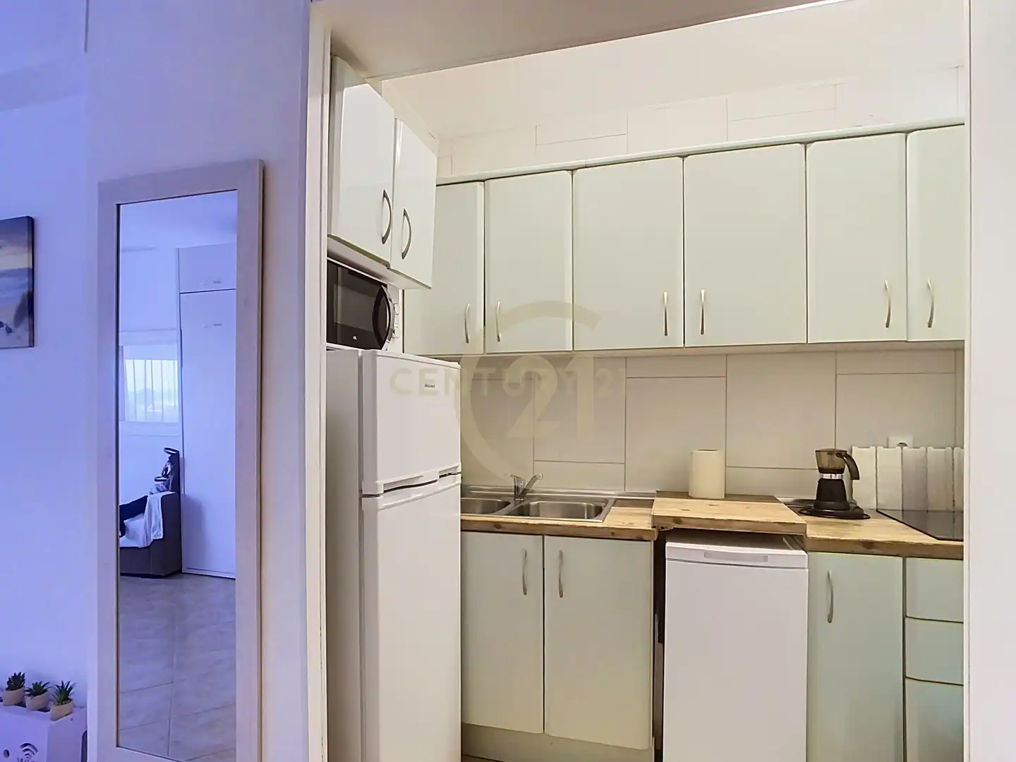 Cocina de Apartamento de alquiler en Benalmádena con Aire acondicionado, Piscina y Microondas