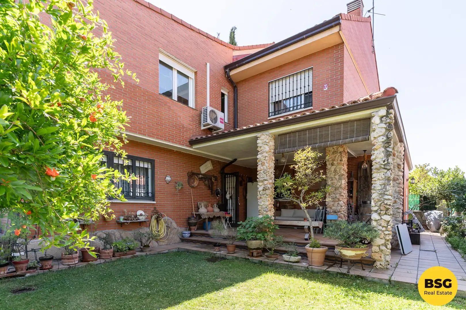 Vista exterior de Casa o chalet en venta en Rivas-Vaciamadrid con Aire acondicionado, Amueblado y Piscina comunitaria
