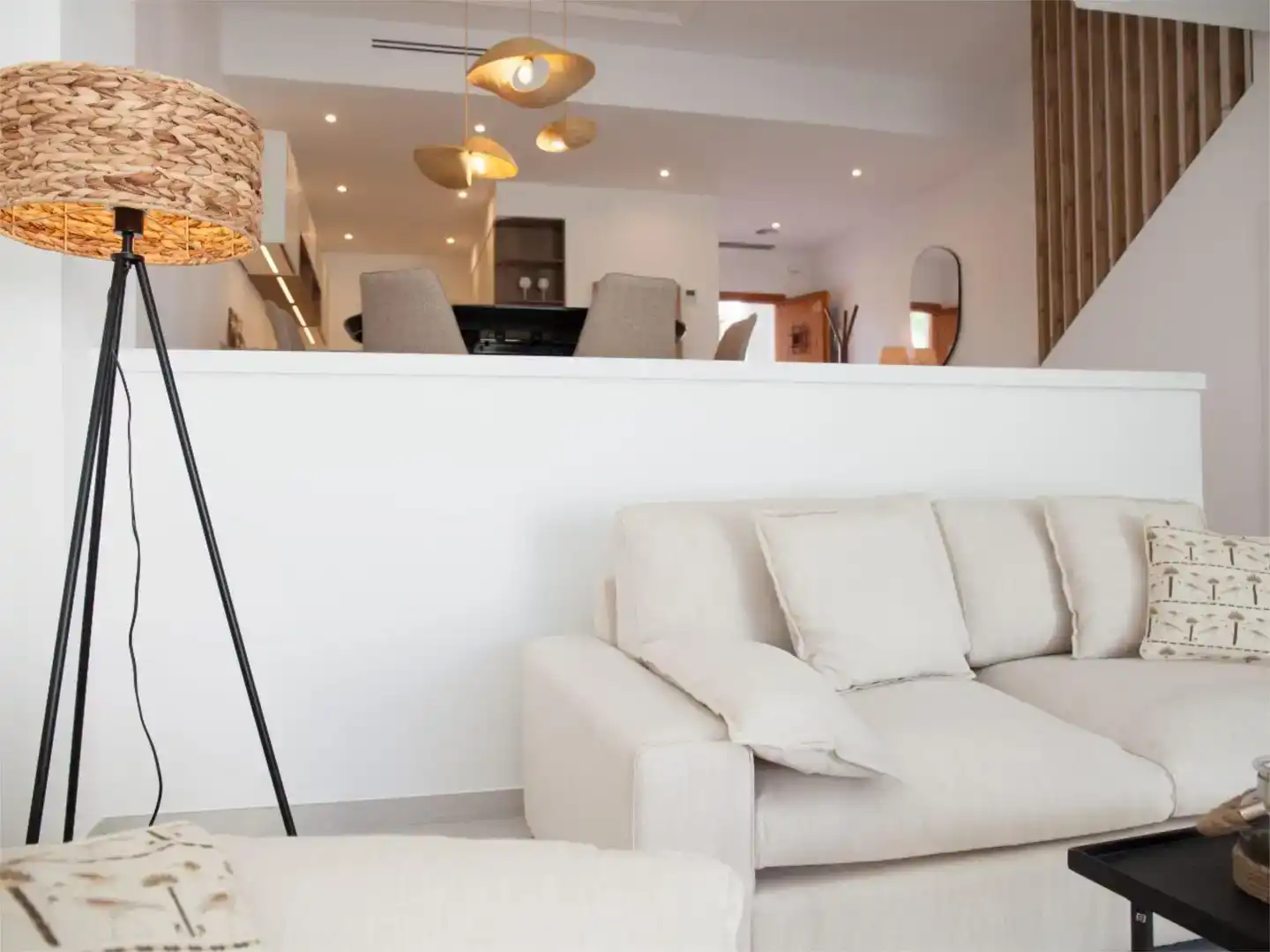 Sala d'estar de Casa adosada en venda en Marbella amb Aire condicionat, Piscina i Balcó