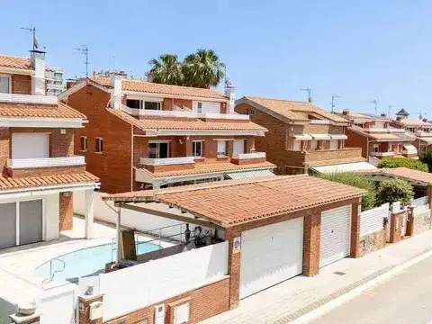 Casa aparellada amb terrassa en venda a Carrer Puigmal, imagen 86