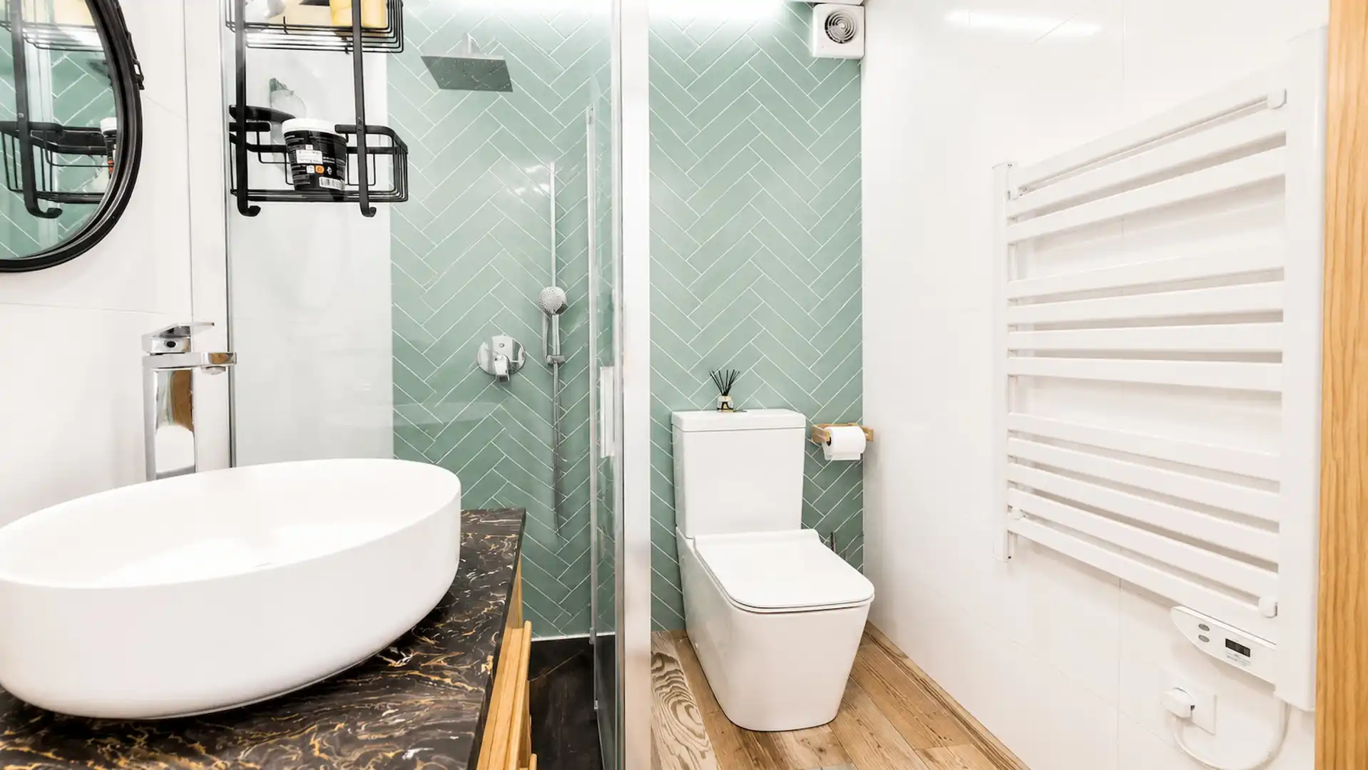 Badezimmer von Erdgeschoss zum Verkauf in Manilva mit Klimaanlage, Terrasse und Schwimmbad