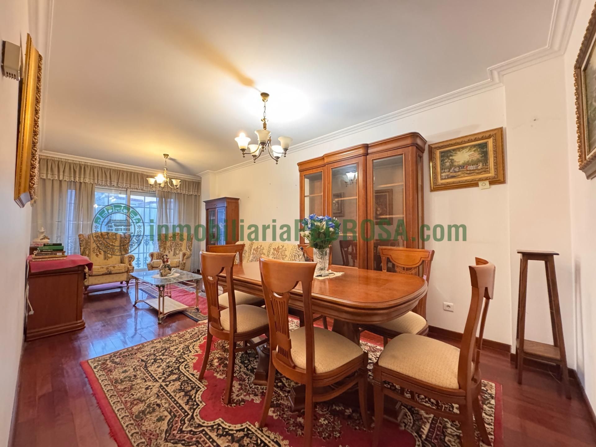 Menjador de Pis en venda en Pontevedra Capital  amb Calefacció