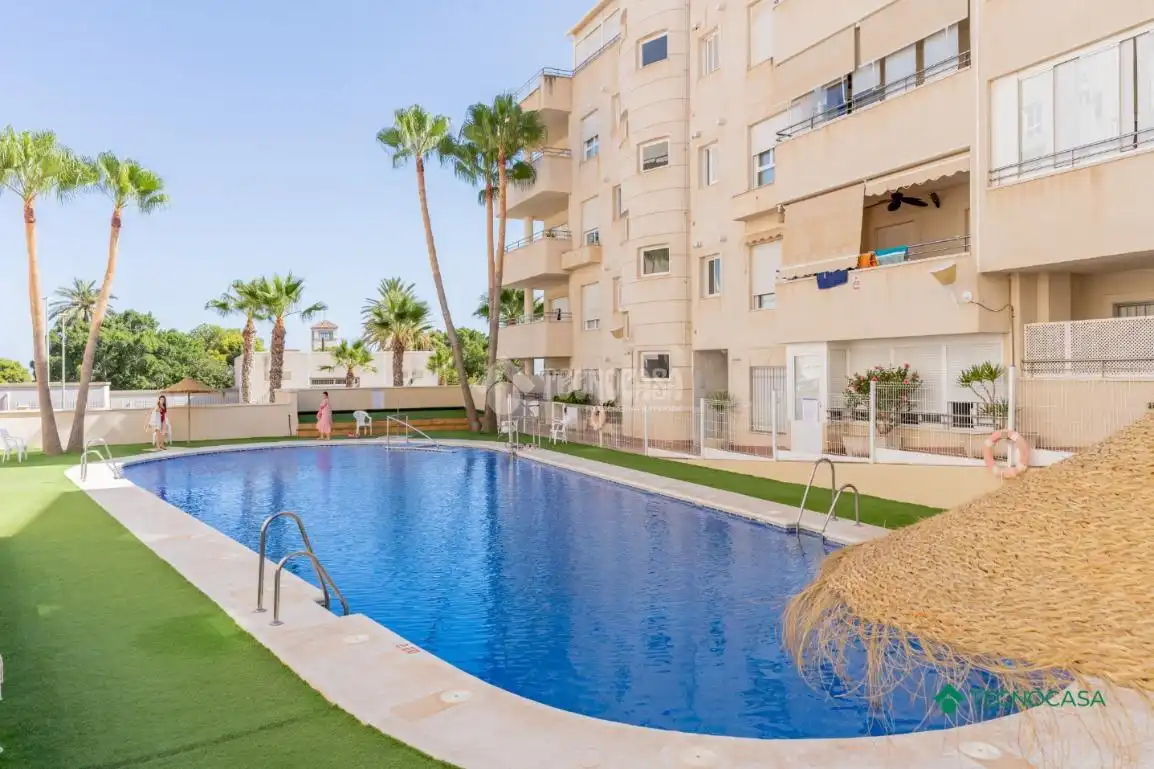 Piscina de Pis en venda en Roquetas de Mar amb Aire condicionat i Terrassa