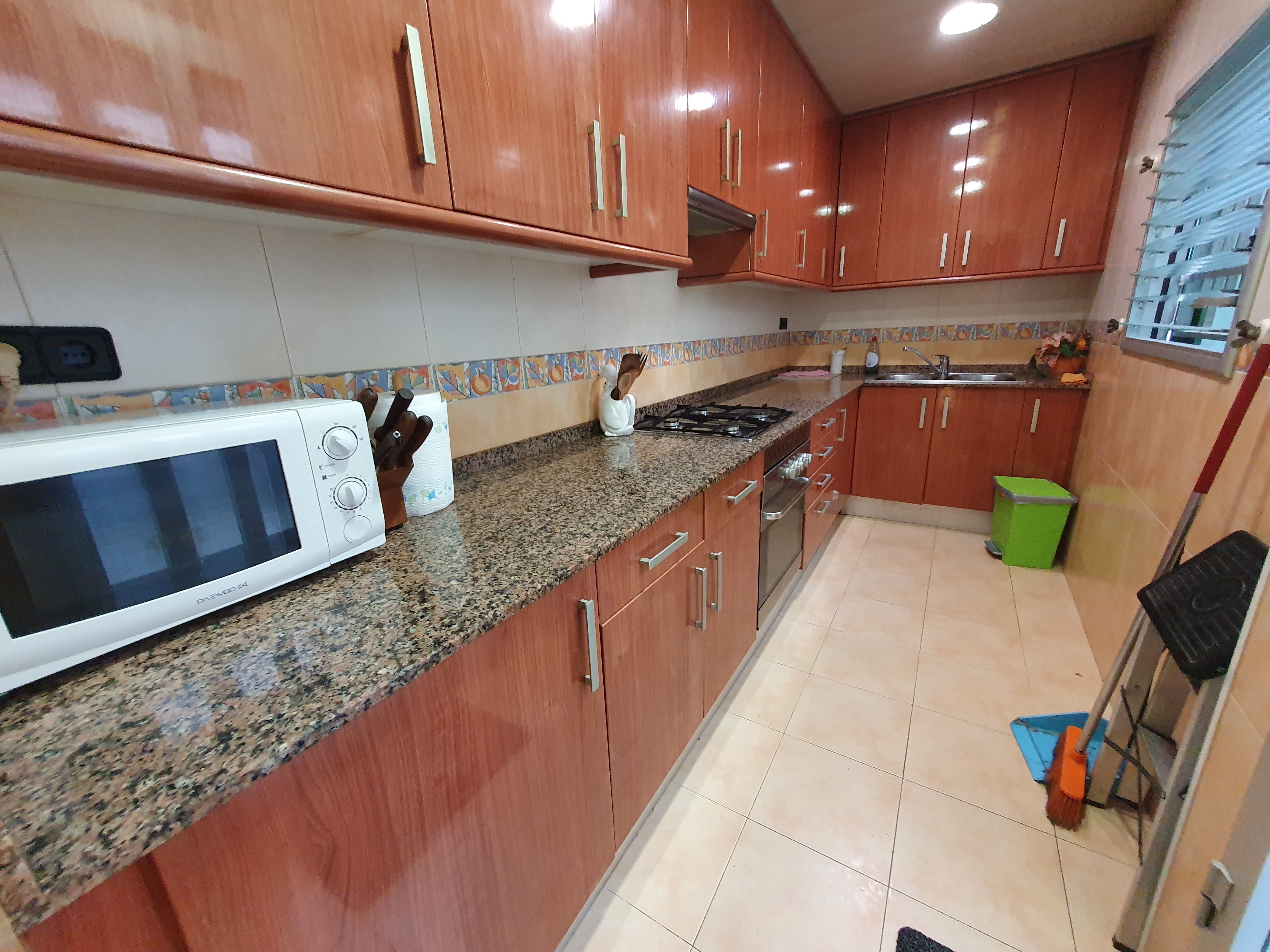 Kitchen of Planta baja for sale in Badalona  with Furnished, Oven and Microwave