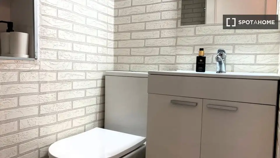 Bathroom of Flat for share in Madrid  with Air Conditioner, Heating and Terrace