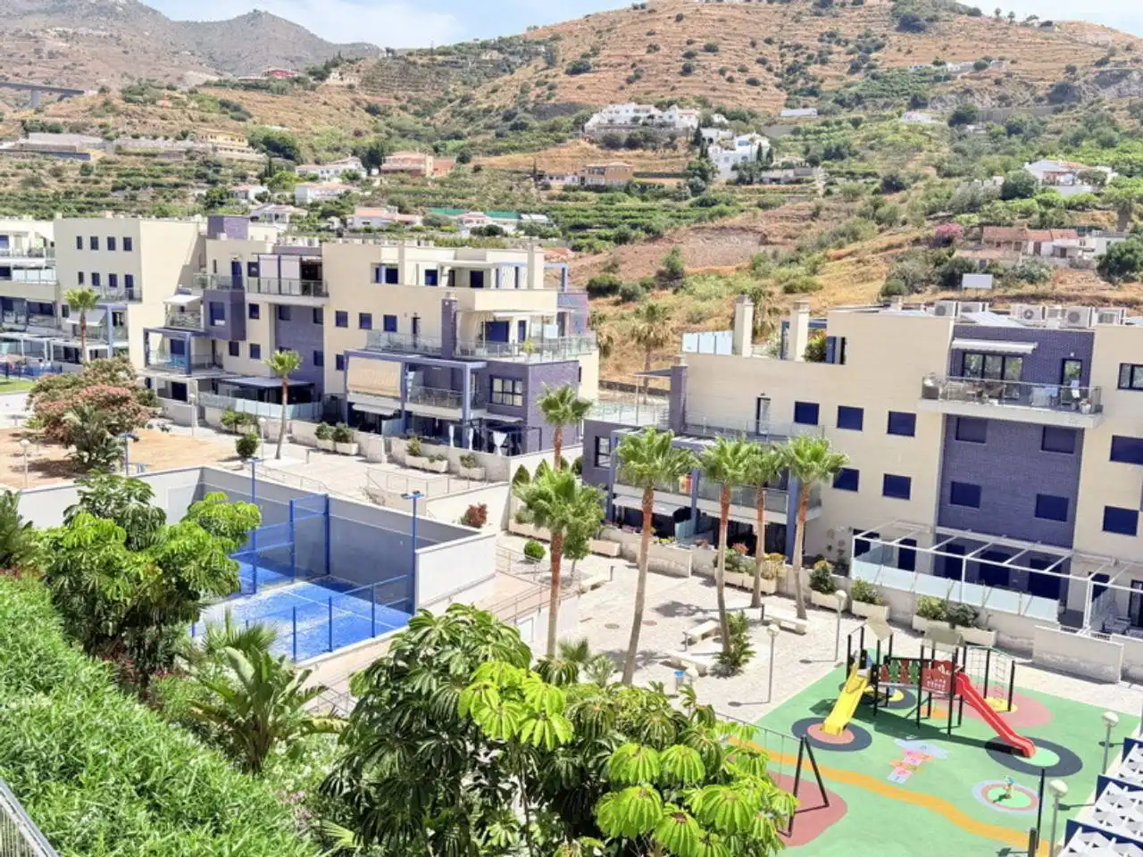 Vista exterior de Apartamento de alquiler en Almuñécar con Terraza y Piscina comunitaria