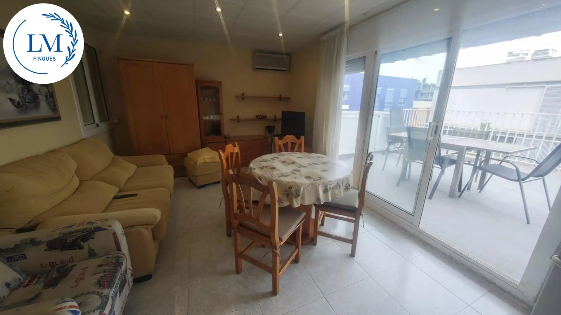 Wohnzimmer von Dachboden zur Miete in Vilanova i la Geltrú mit Klimaanlage, Terrasse und Möbliert