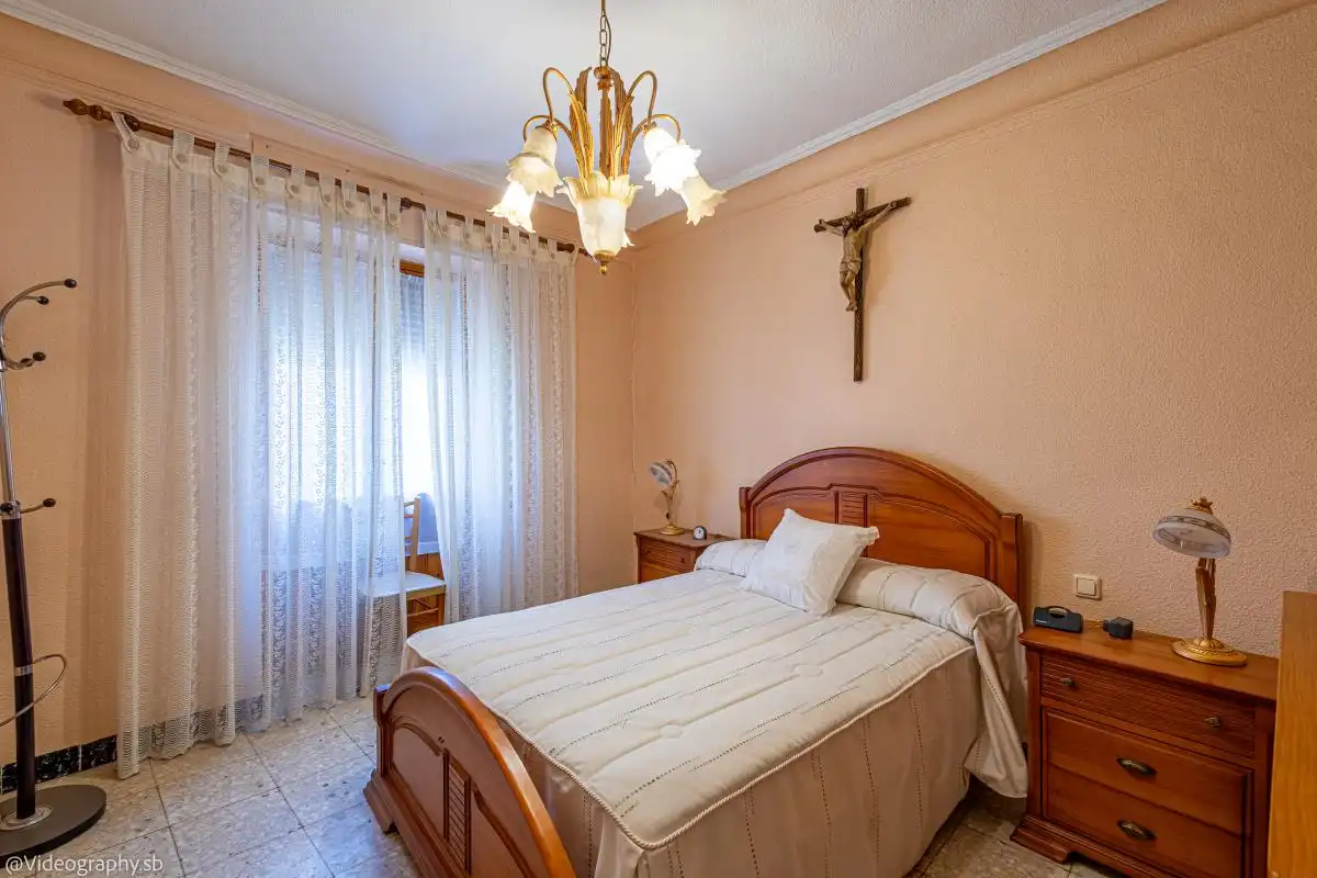 Dormitori de Casa adosada en venda en Valdepeñas amb Calefacció, Terrassa i Traster