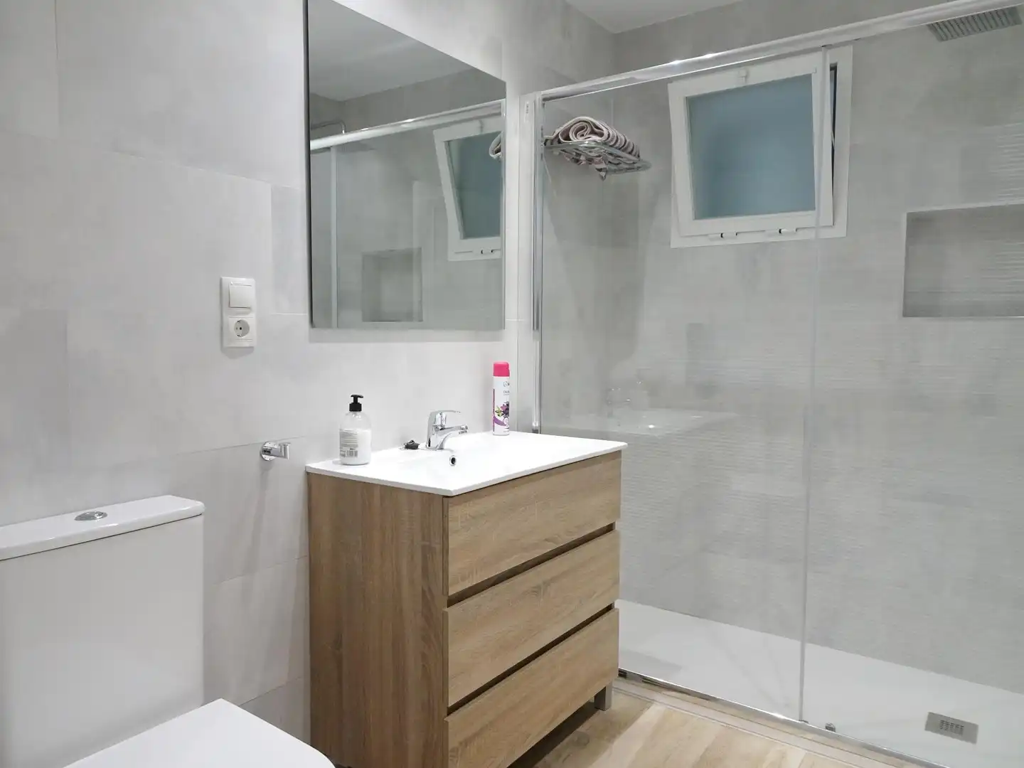 Badezimmer von Wohnung zur Miete in Málaga mit Klimaanlage, Privatgarten und Terrasse
