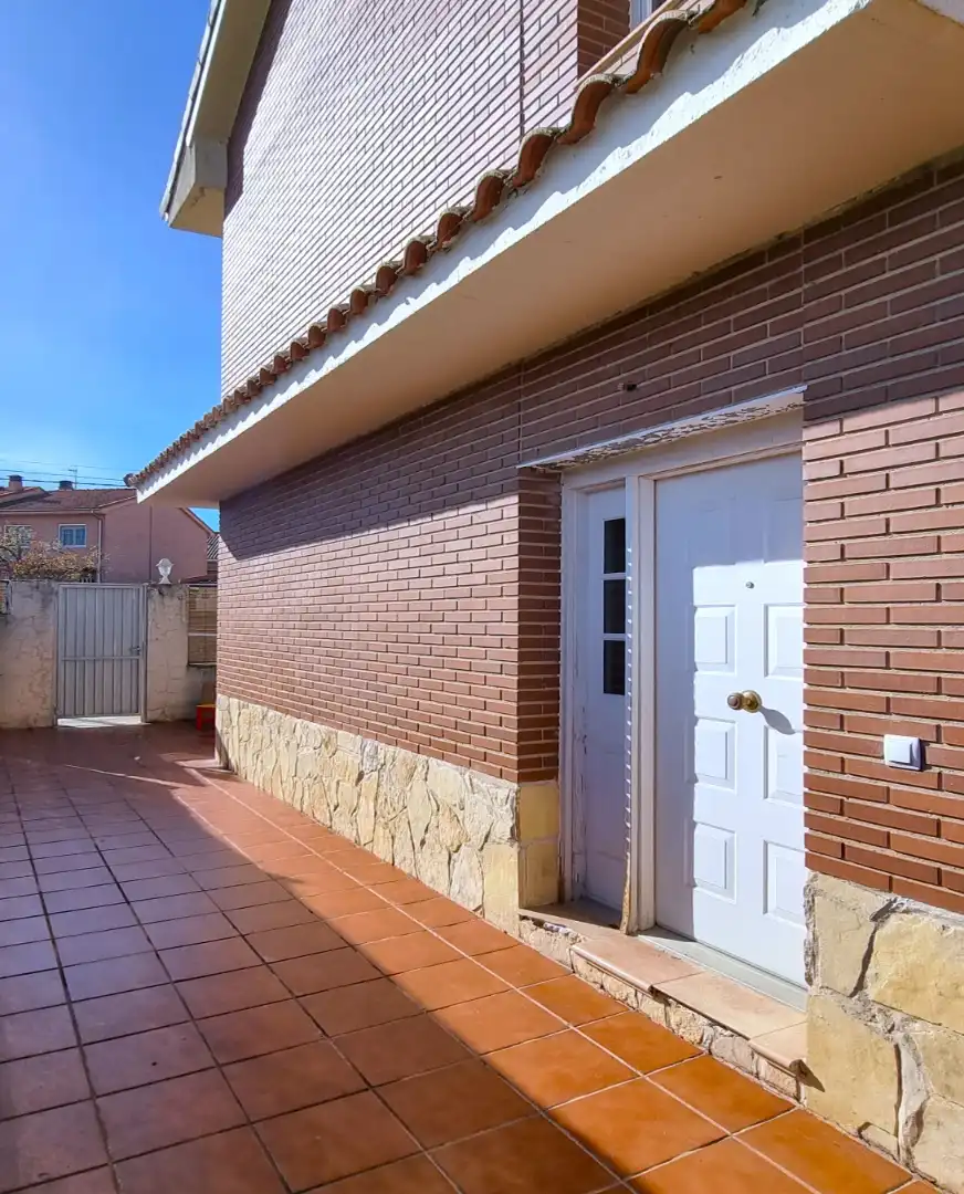 Vista exterior de Casa adosada en venda en Guadalix de la Sierra amb Aire condicionat, Calefacció i Jardí privat
