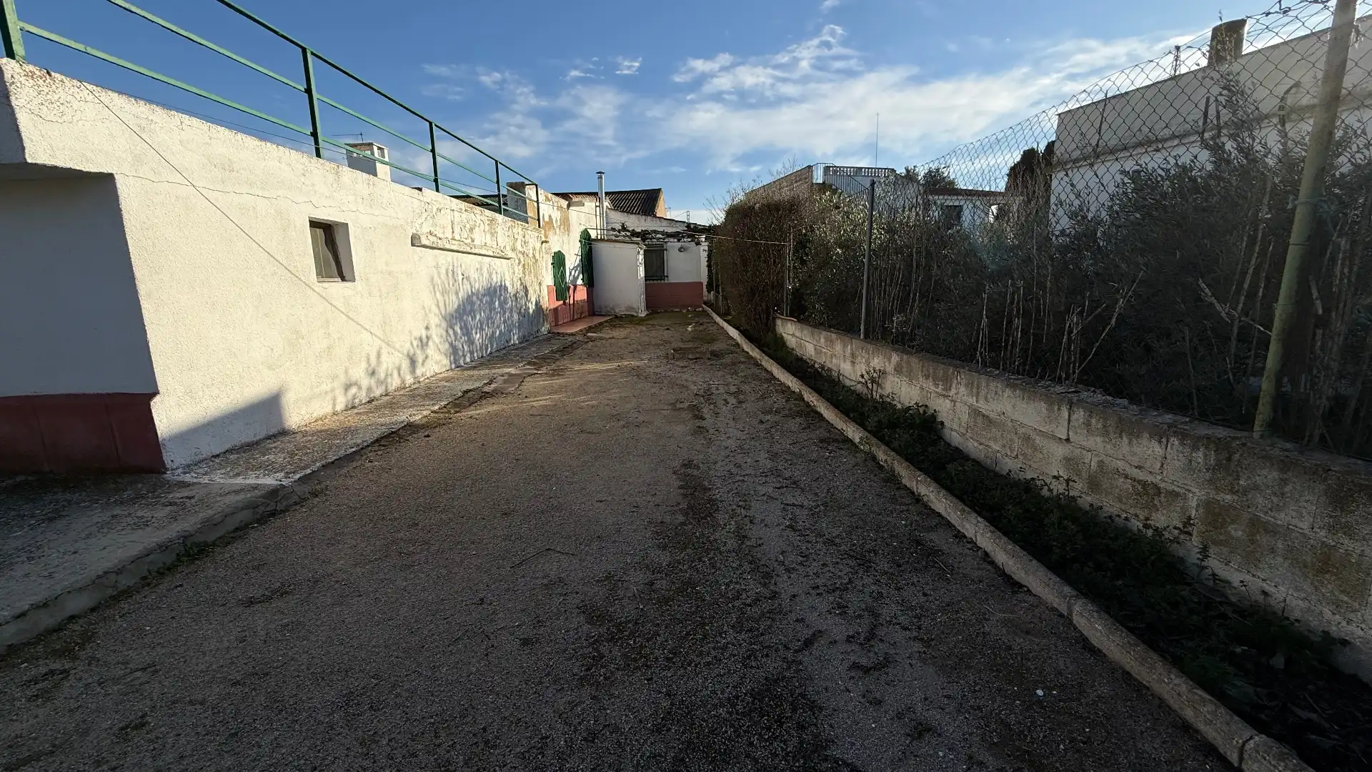 Vista exterior de Casa o xalet en venda en Barrax amb Calefacció, Piscina i Moblat