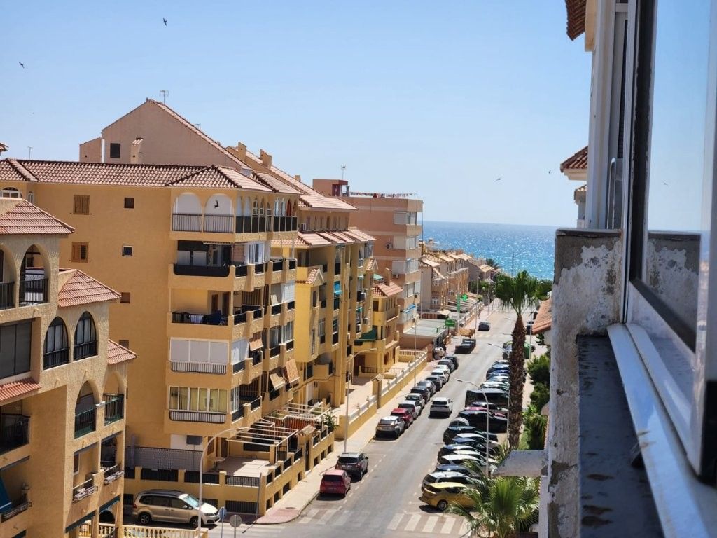 Vista exterior de Pis en venda en Torrevieja amb Terrassa, Piscina i Moblat