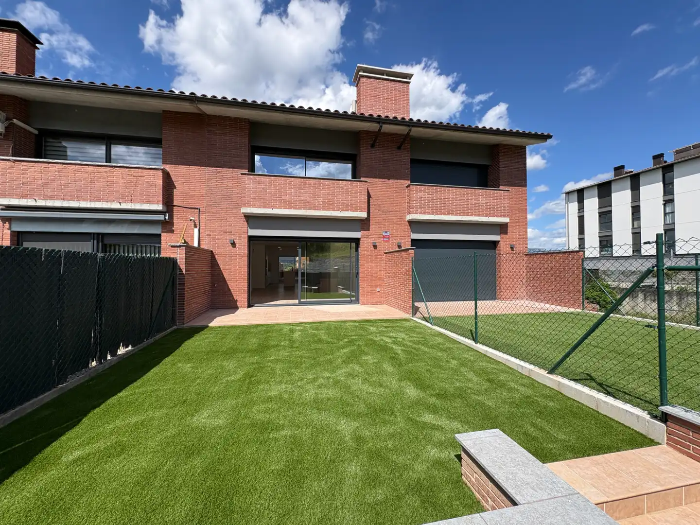 Vista exterior de Casa adosada en venta en Torelló con Calefacción, Jardín privado y Parquet