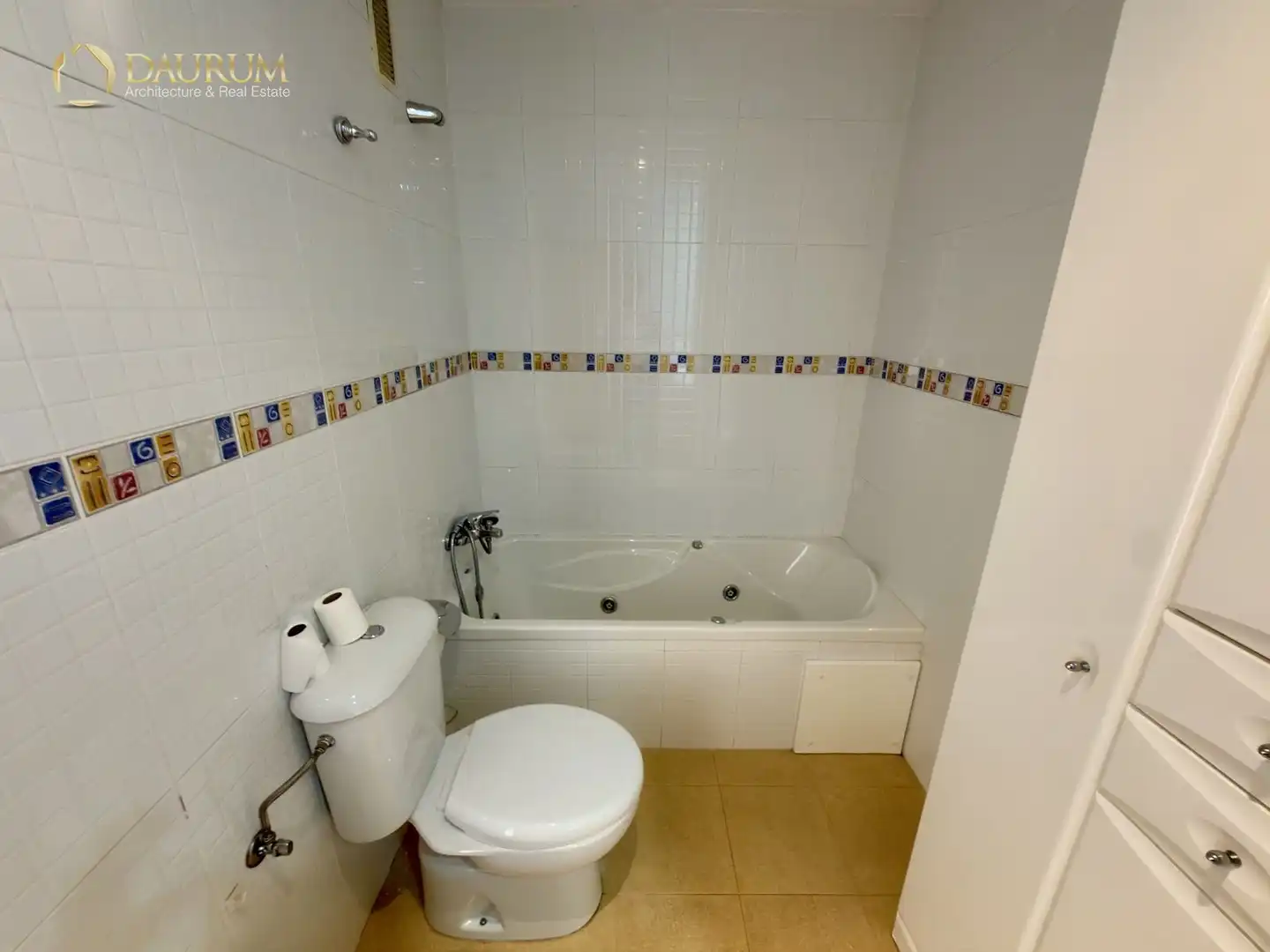 Bathroom of Flat for sale in Casc Urbà