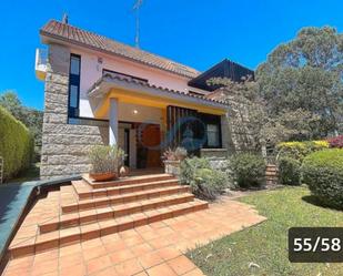 Vista exterior de Casa o xalet en venda en Oleiros amb Terrassa