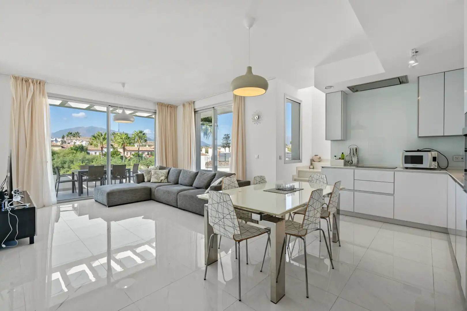 Sala de estar de Ático de alquiler en Estepona con Aire acondicionado, Terraza y Piscina