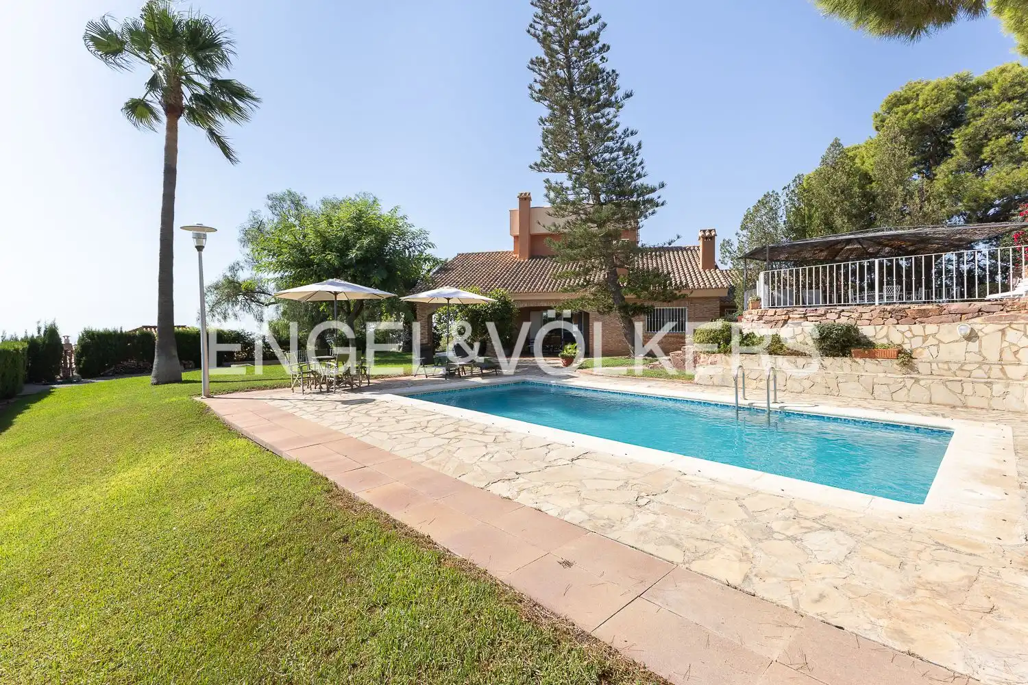 Vista exterior de Casa o xalet en venda en Sagunto / Sagunt amb Aire condicionat, Calefacció i Jardí privat