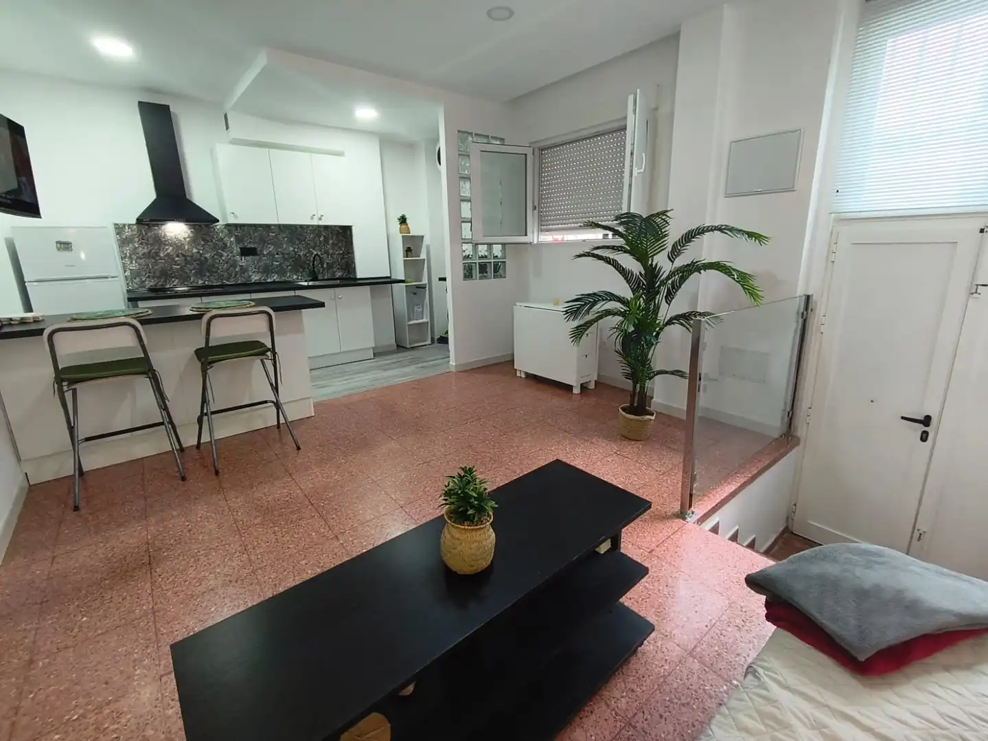 Cuina de Apartament de lloguer en Las Palmas de Gran Canaria amb Moblat, Rentadora i Microones