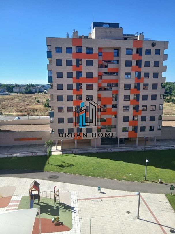 Vista exterior de Pis de lloguer en León Capital  amb Calefacció, Terrassa i Traster