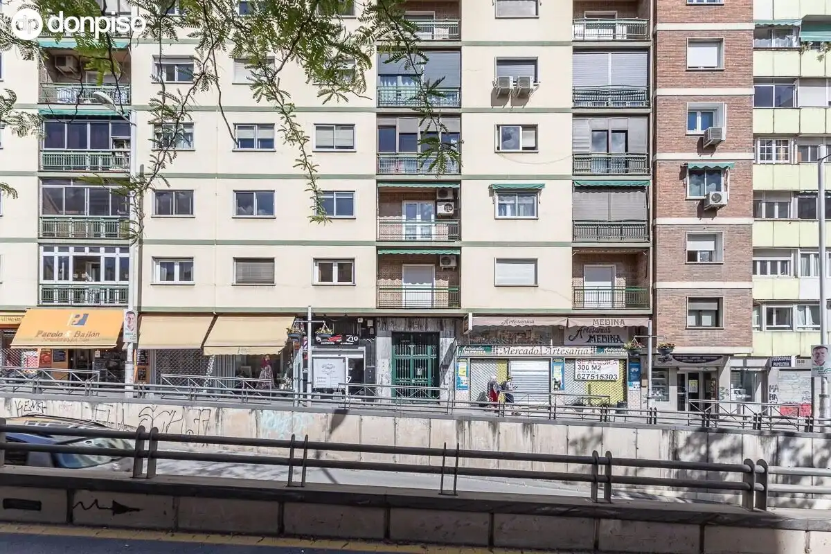 Außenansicht von Wohnung zum Verkauf in Granada mit Klimaanlage, Heizung und Terrasse