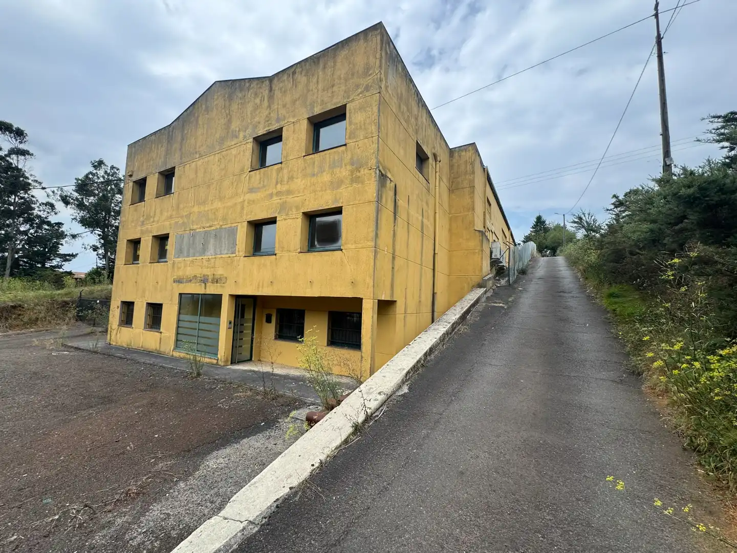 Vista exterior de Nau industrial en venda en Santiago de Compostela 