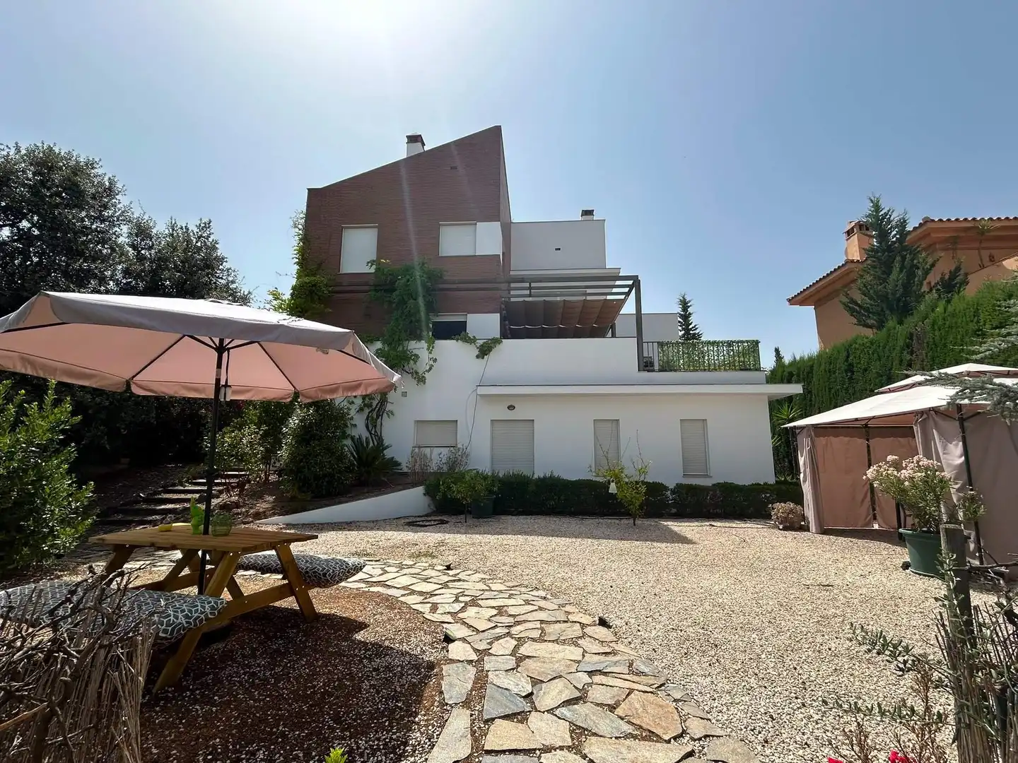 Vista exterior de Casa o xalet en venda en La Zubia amb Calefacció i Jardí privat