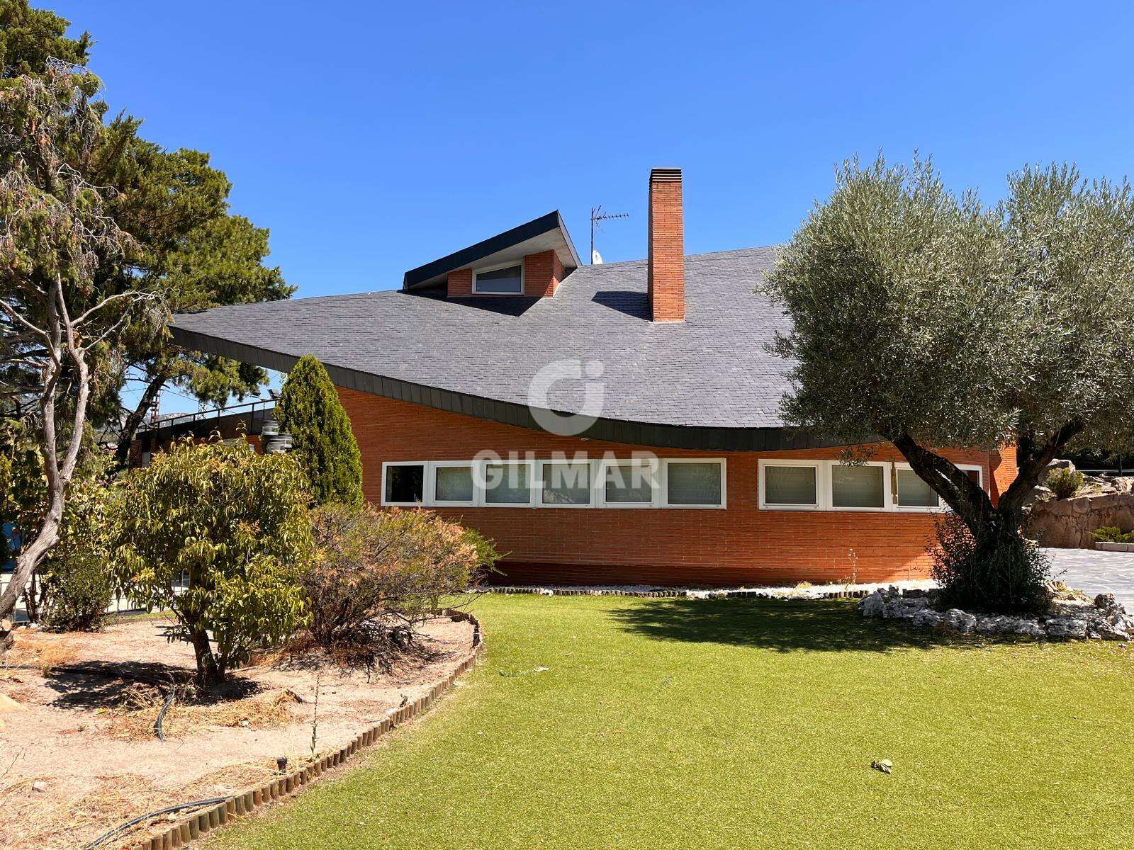 Vista exterior de Casa o xalet en venda en Hoyo de Manzanares amb Calefacció, Jardí privat i Piscina