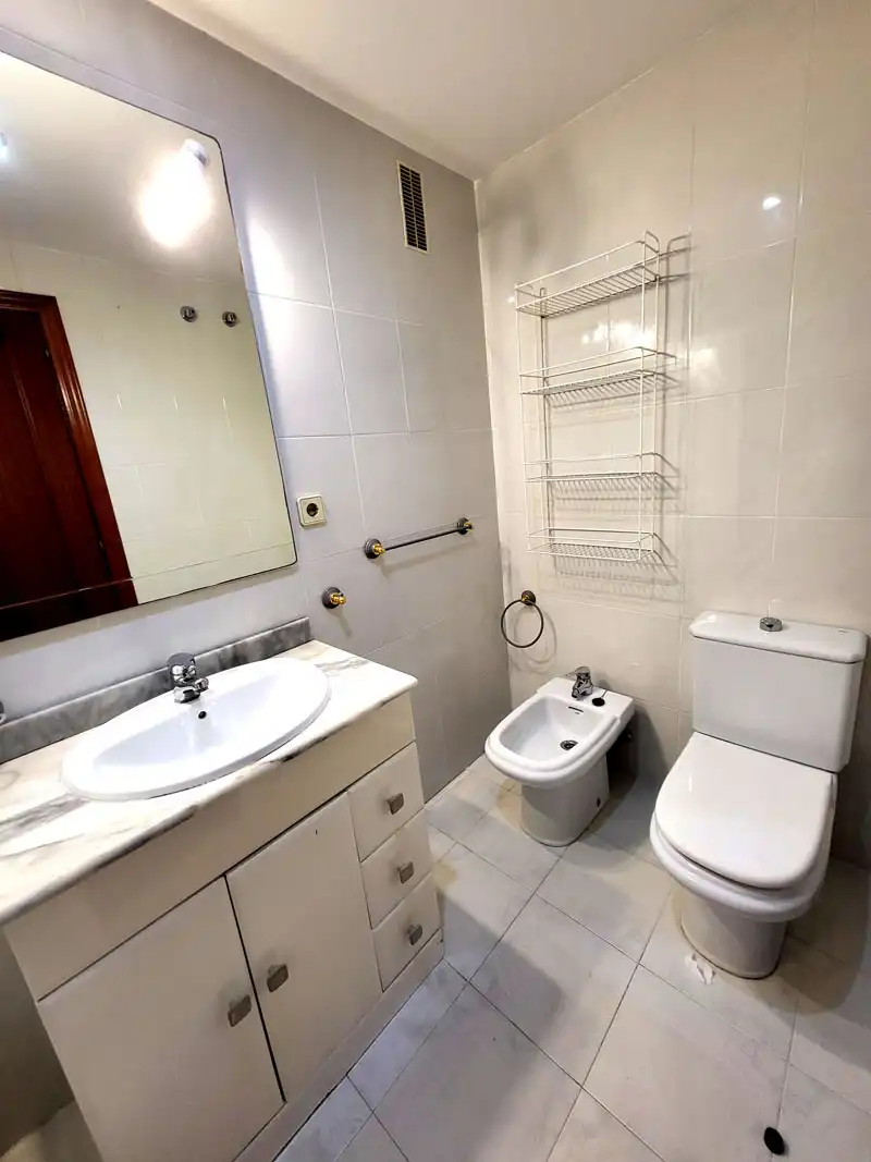 Bathroom of Flat for rent in Vigo   with Heating, Parquet flooring and Storage room