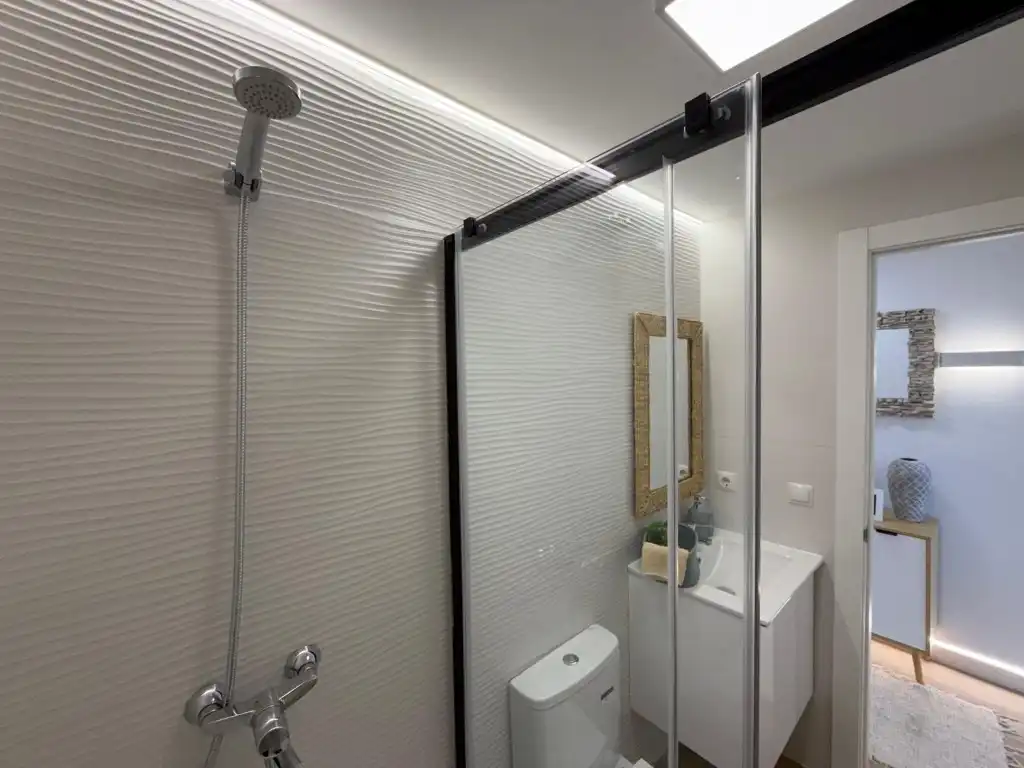 Bany de Apartament en venda en Torrevieja amb Aire condicionat, Jardí privat i Piscina