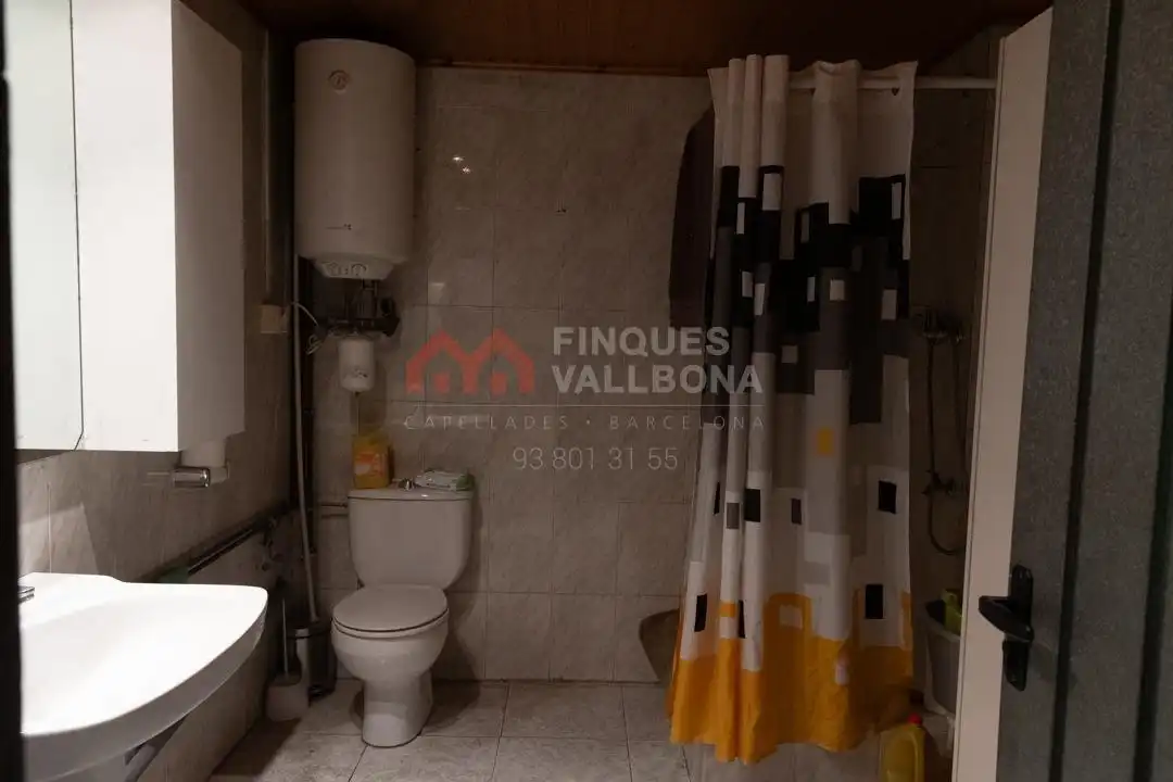 Badezimmer von Fabrikhallen zum Verkauf in Igualada