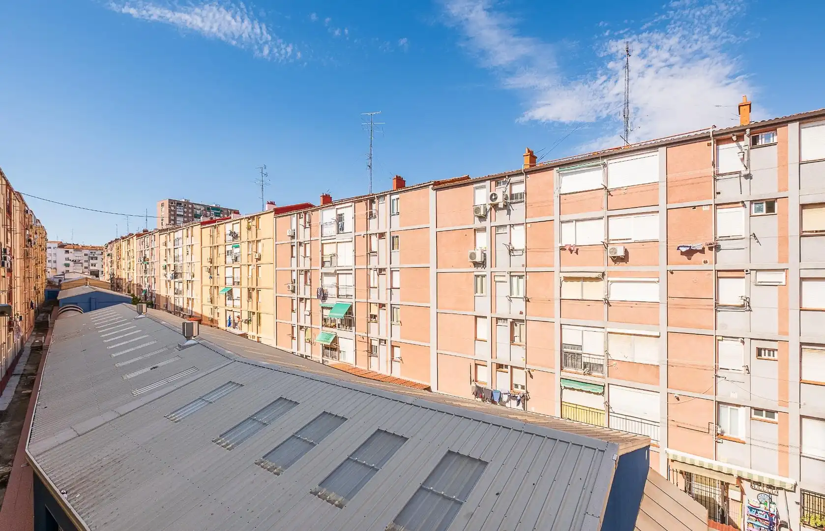 Vista exterior de Piso en venta en Madrid con Calefacción