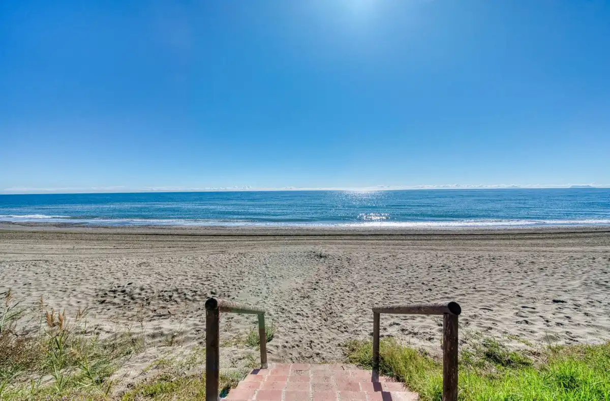 Vista exterior de Apartament en venda en Estepona amb Aire condicionat, Jardí privat i Terrassa