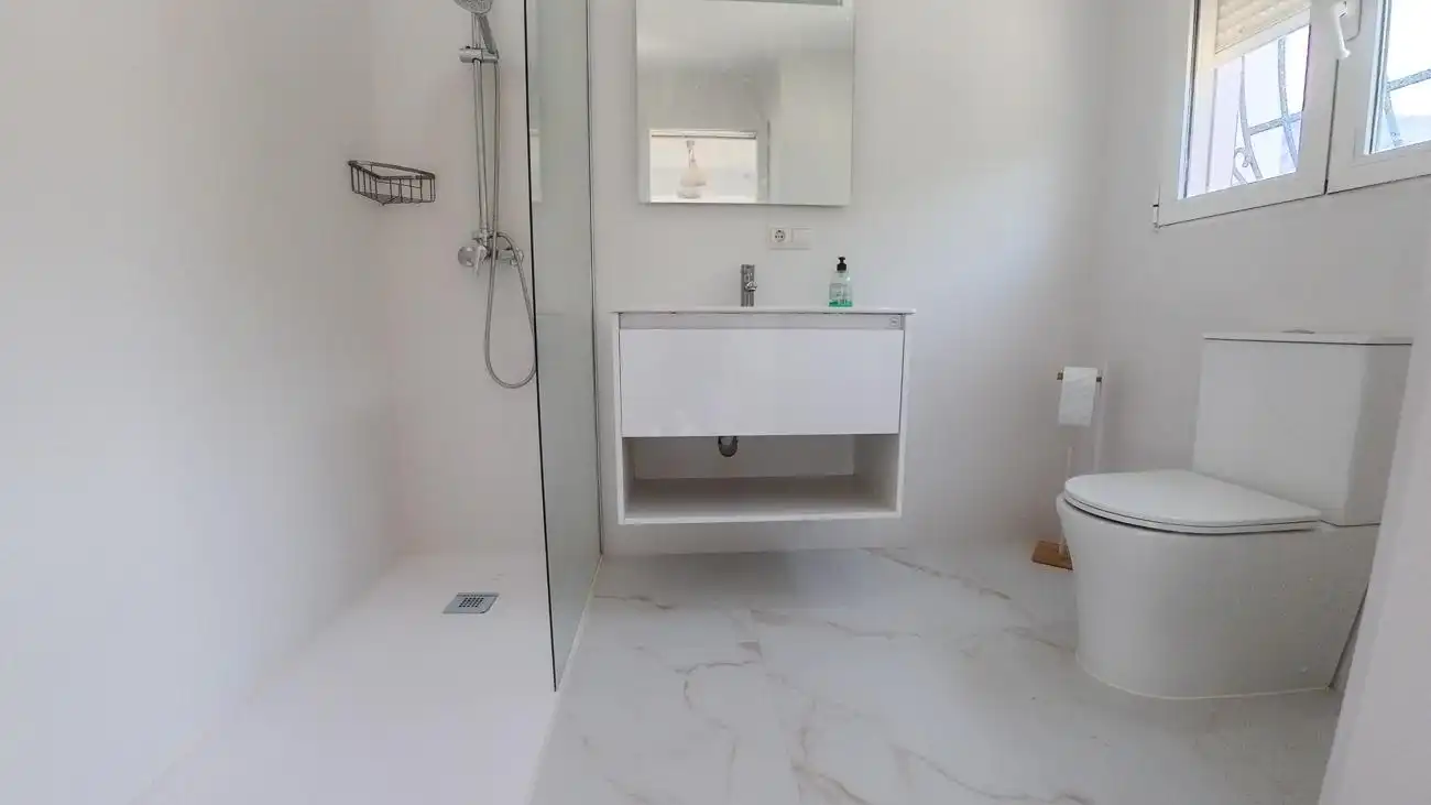 Badezimmer von Haus oder Chalet zur Miete in L'Alfàs del Pi mit Klimaanlage, Privatgarten und Abstellraum